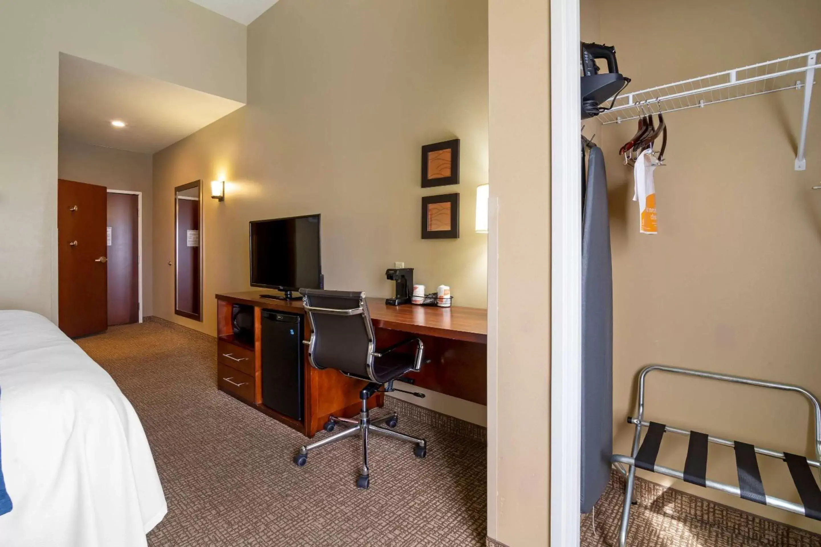 Photo of the whole room, TV/Entertainment Center in Comfort Inn & Suites Mandan - Bismarck