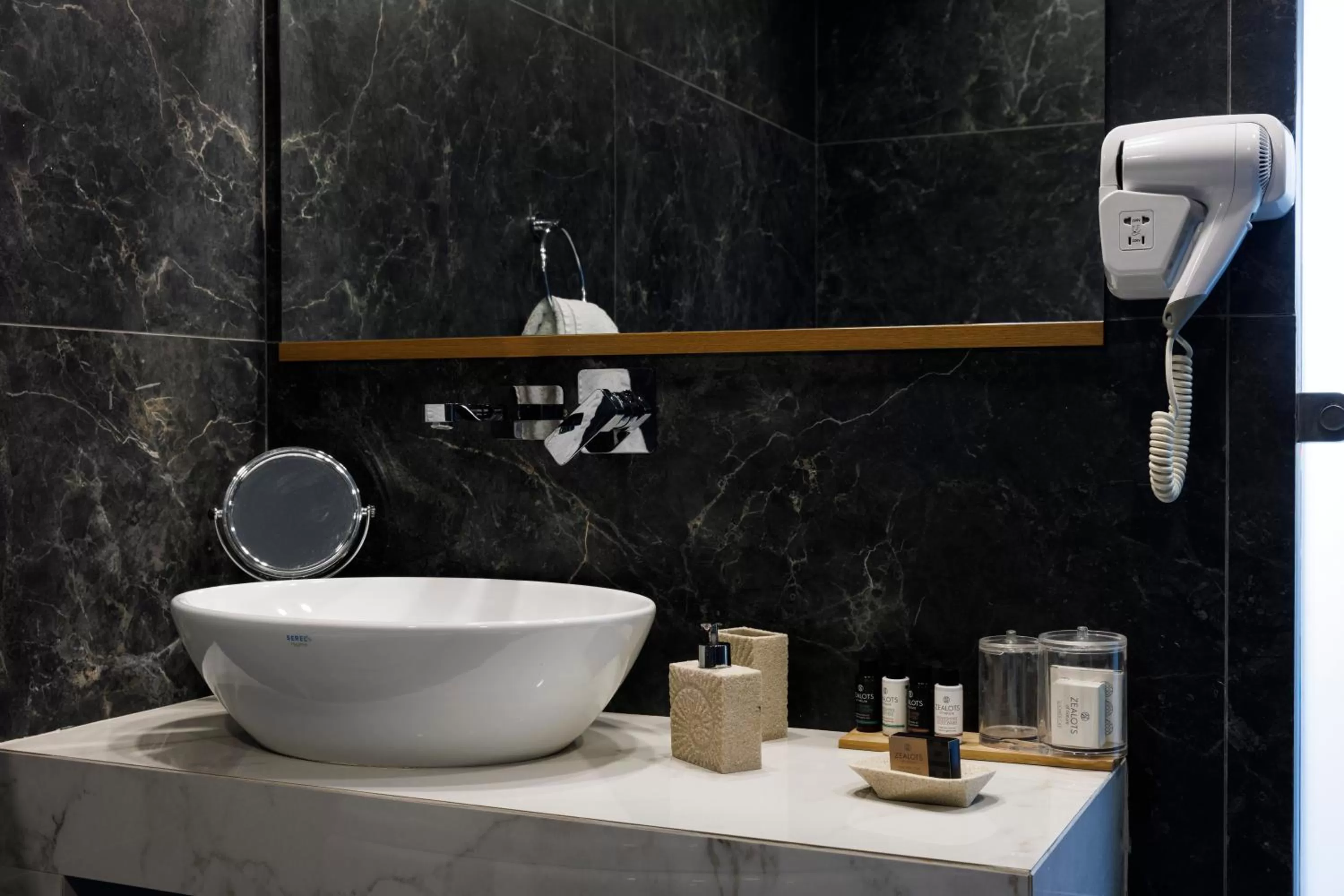 Bathroom in Hotel Thissio