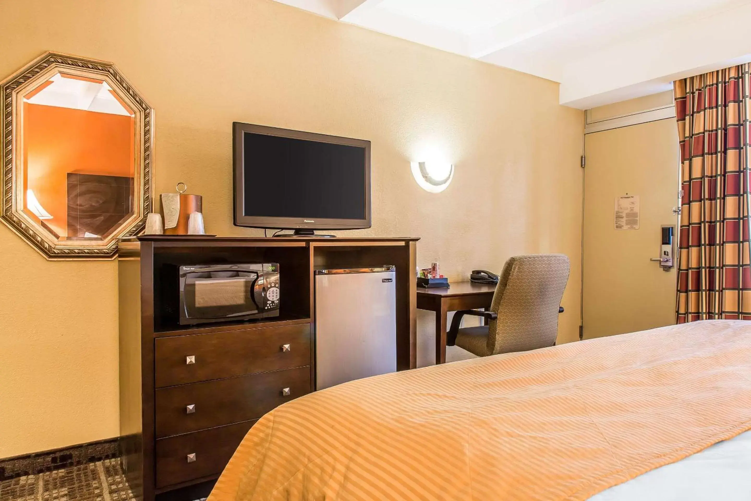 Photo of the whole room in Clarion Hotel & Suites Hamden - New Haven Photo of the whole room in Clarion Hotel & Suites Hamden - New Haven