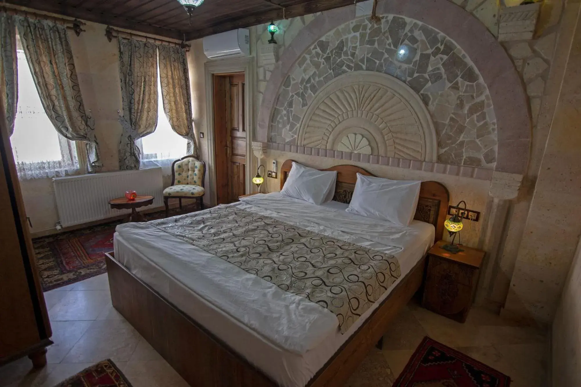 Photo of the whole room, Bed in Peace Stone House