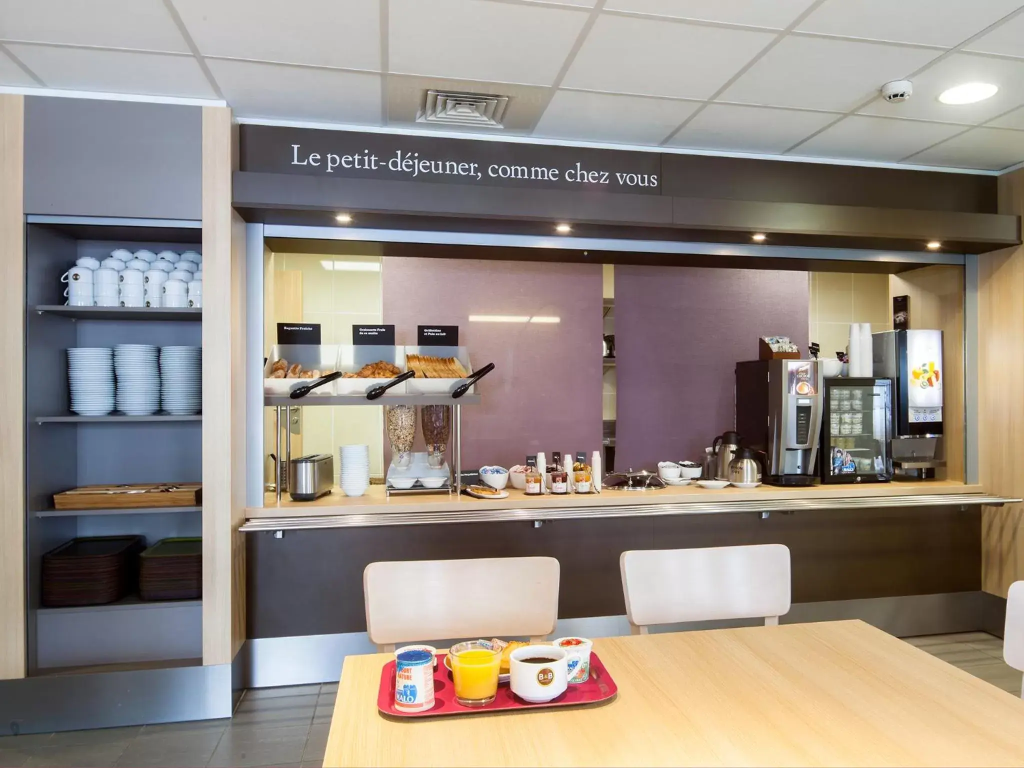 Kitchen or kitchenette, Restaurant/Places to Eat in B&B HOTEL Montpellier Centre Le Millénaire