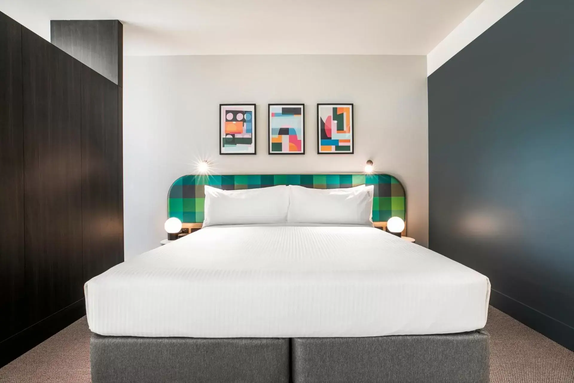 Bed in Holiday Inn Werribee, an IHG Hotel
