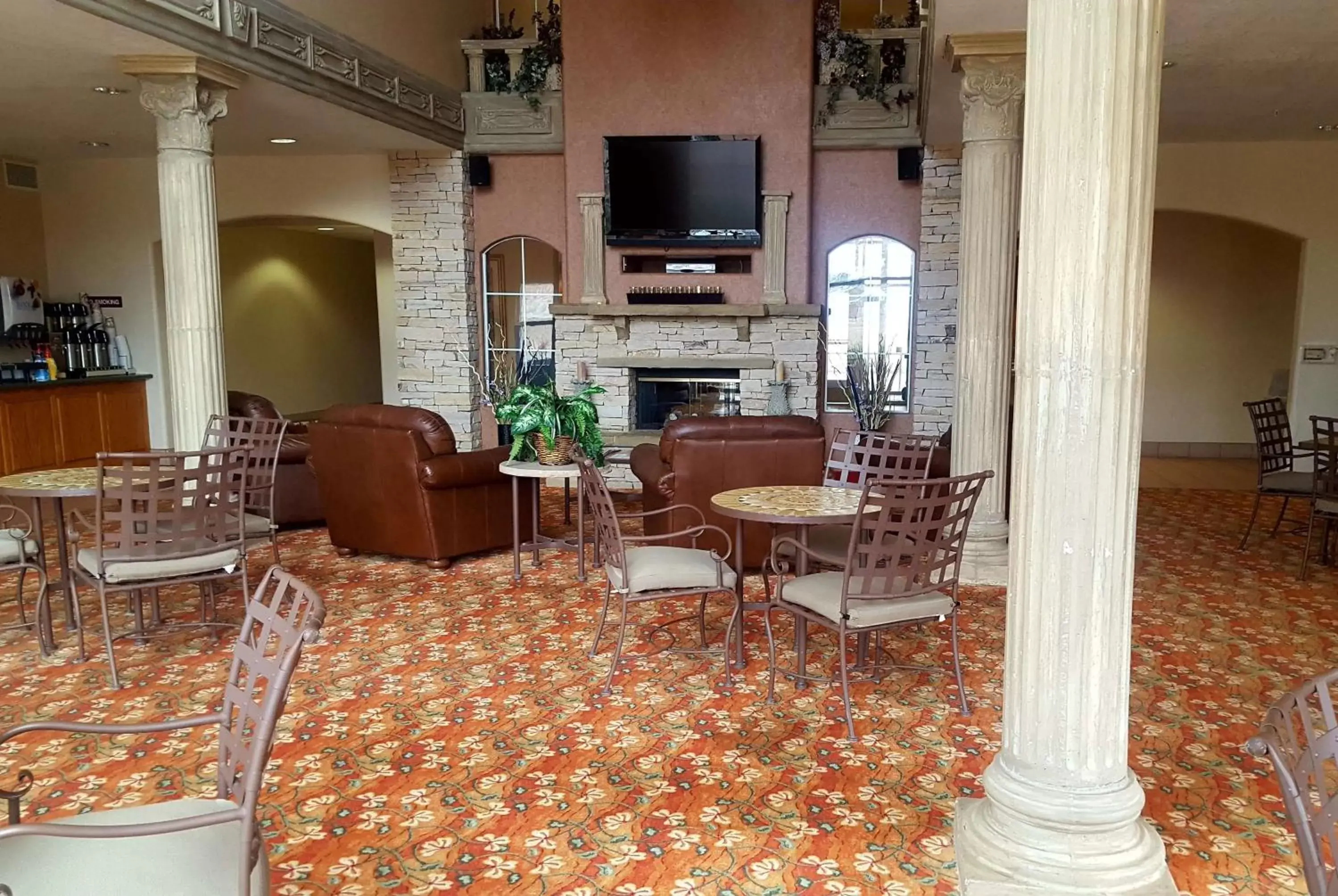 Seating area, Lounge/Bar in Baymont by Wyndham Belen NM