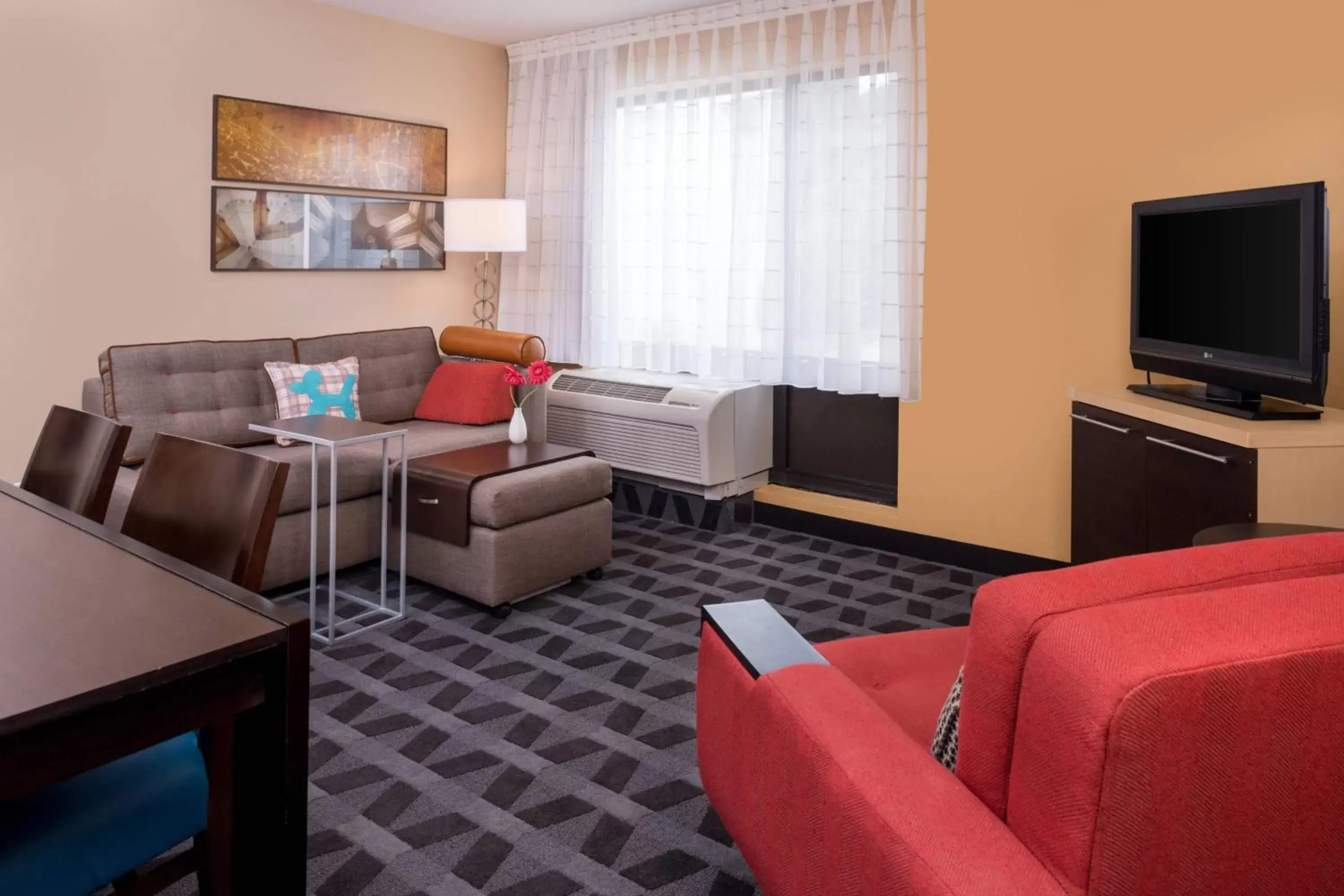 Living room, Seating Area in TownePlace Suites Huntington