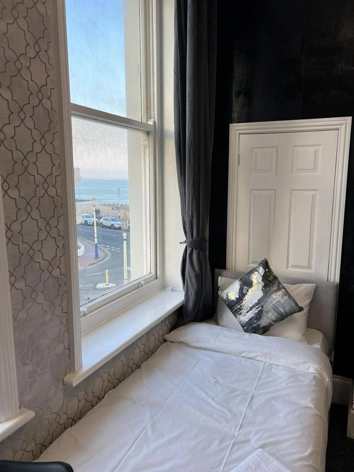 Bedroom in OYO Marine Parade Hotel, Eastbourne Pier