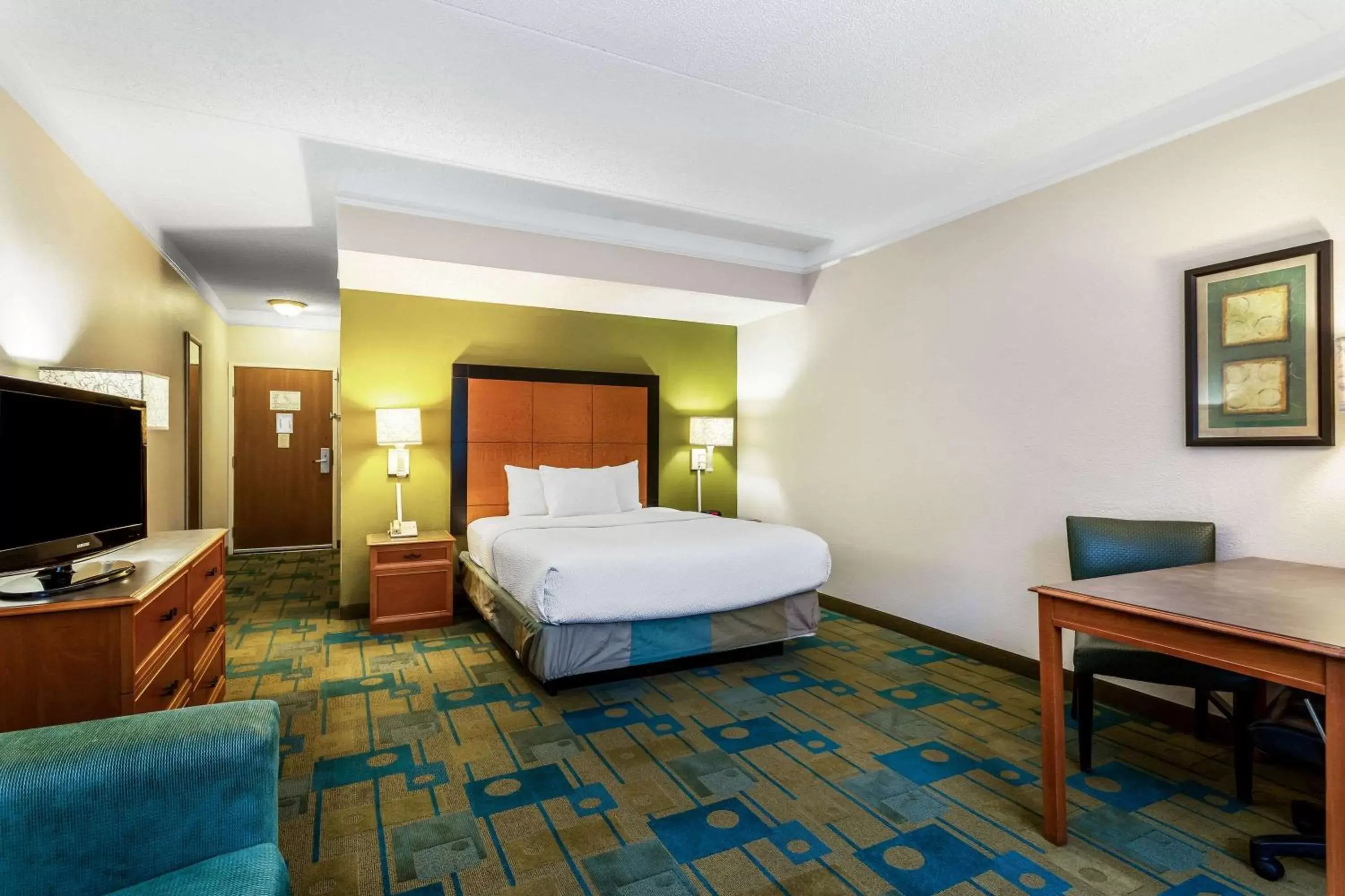 Photo of the whole room, Bed in La Quinta by Wyndham St. Pete-Clearwater Airport