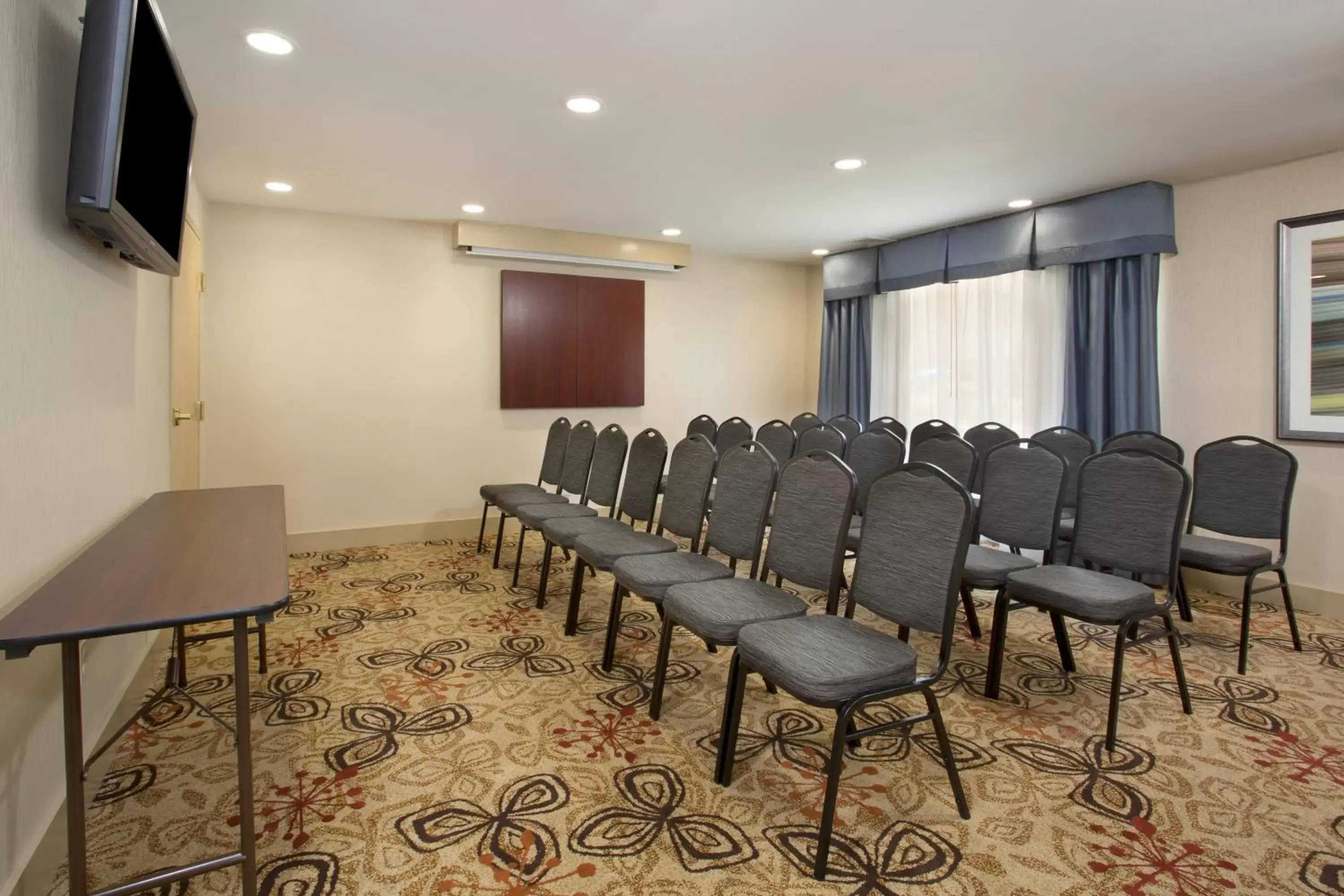 Meeting/conference room in Holiday Inn Express Berea, an IHG Hotel