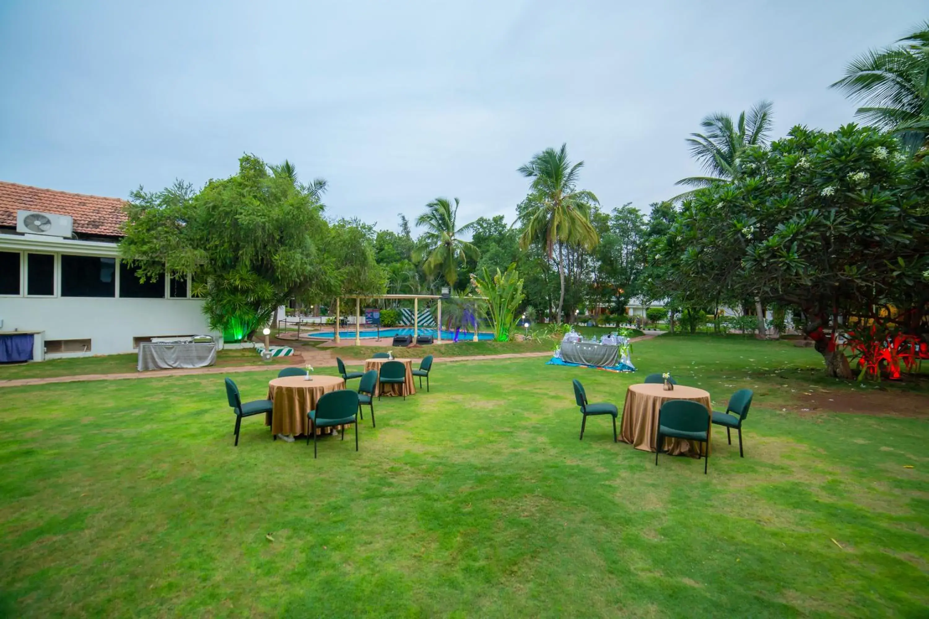 Swimming Pool in Poppys Vista Hotel