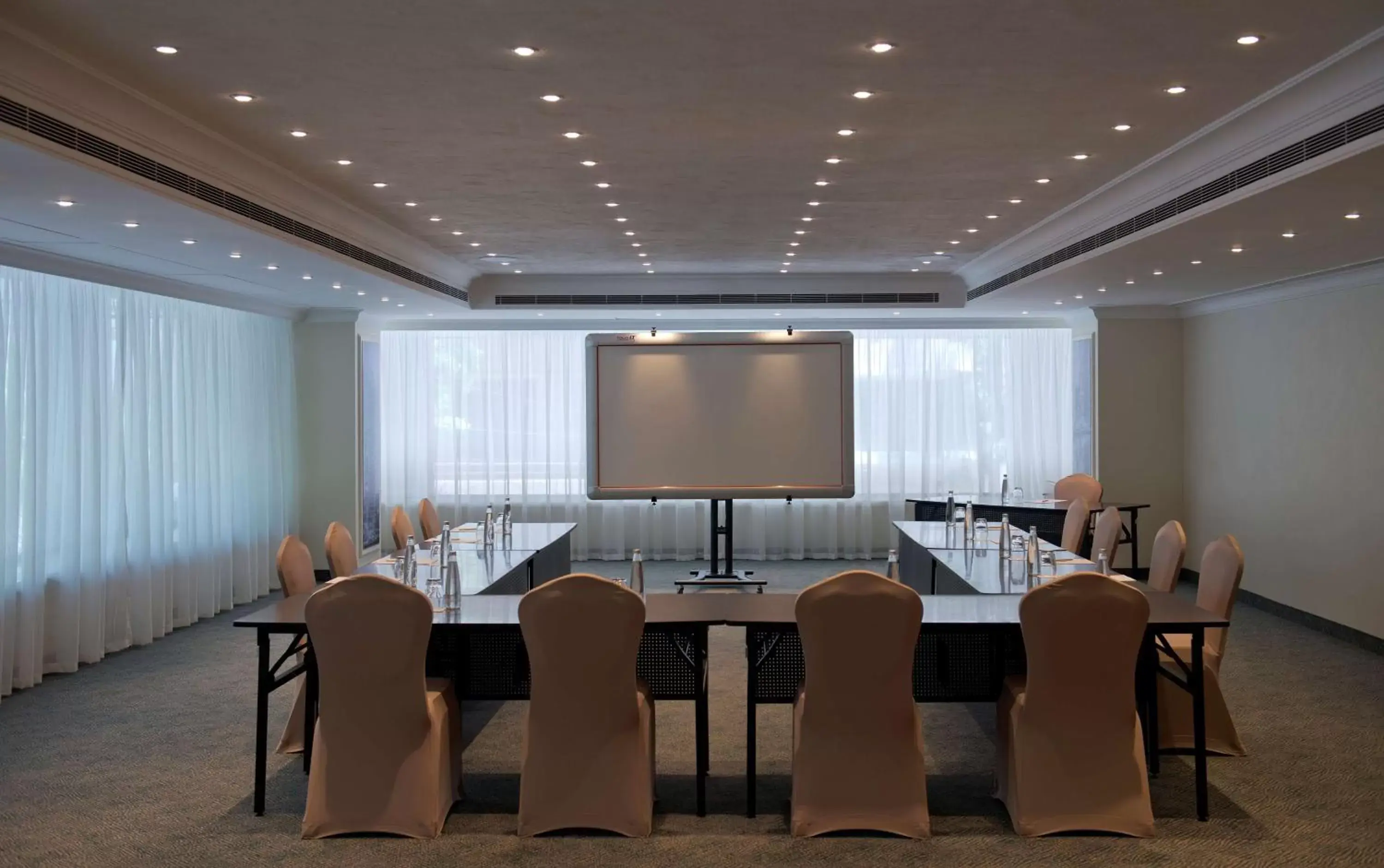 Meeting/conference room in Radisson Blu Martinez Beirut