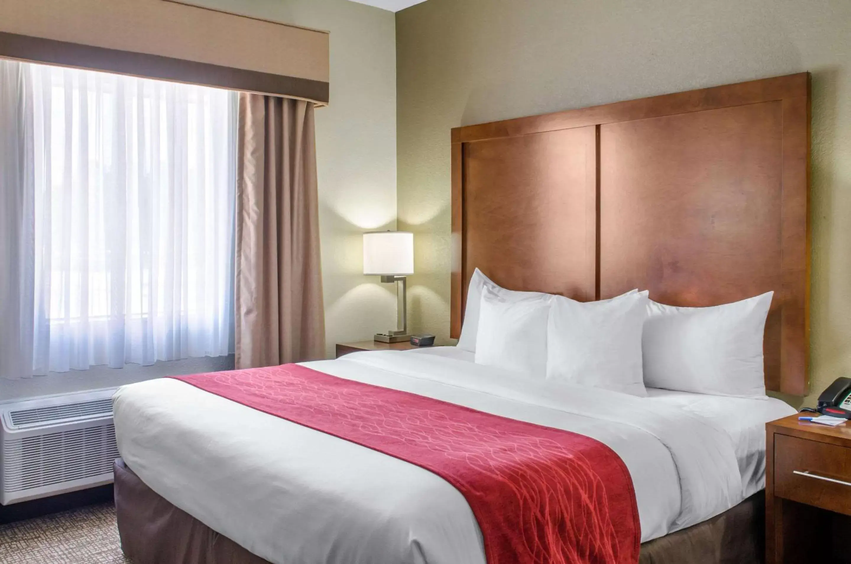 Bedroom, Bed in Comfort Inn & Suites Covington - Mandeville