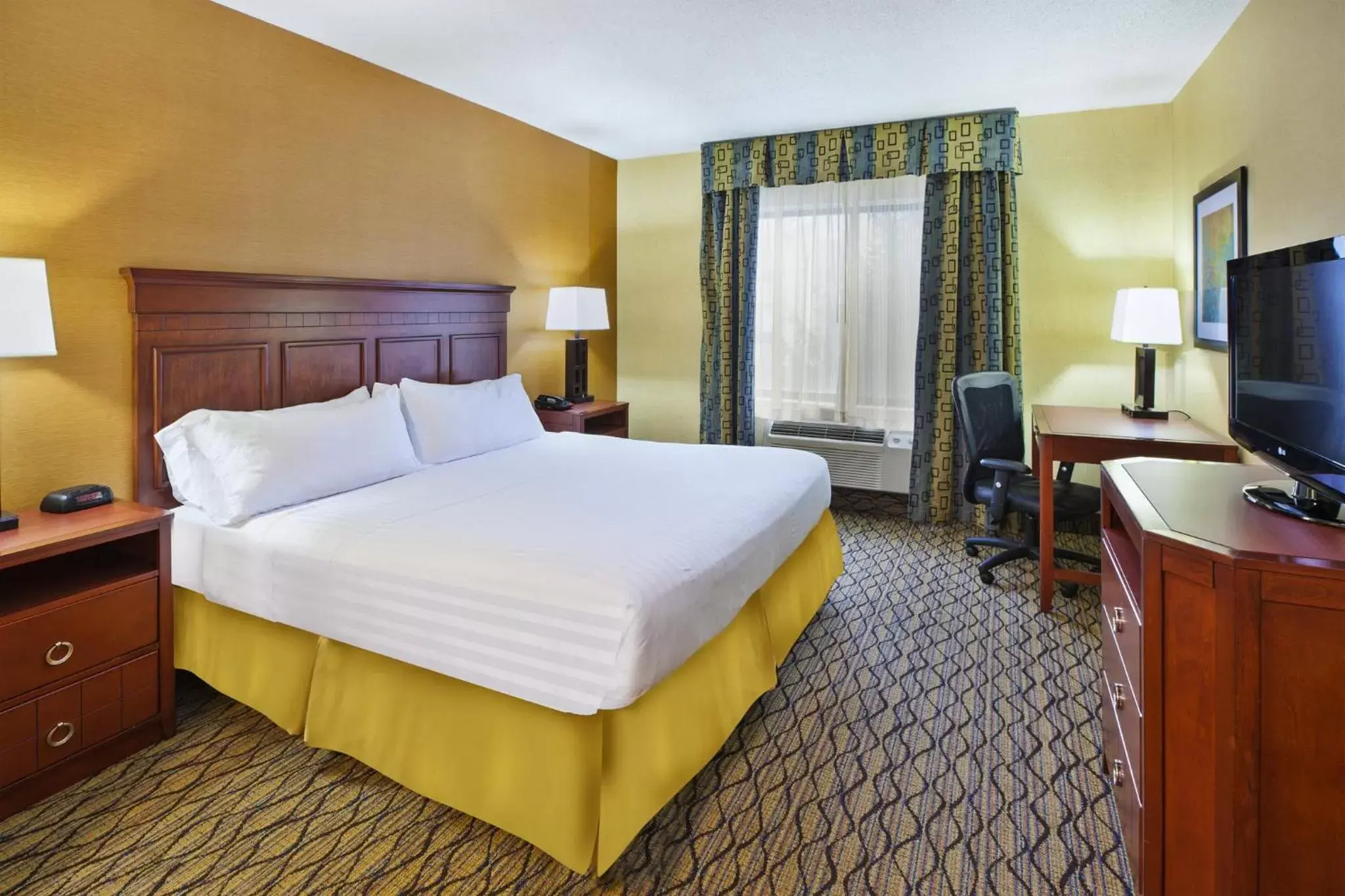 Photo of the whole room, Bed in Holiday Inn Express Hotel & Suites - Belleville Area, an IHG Hotel