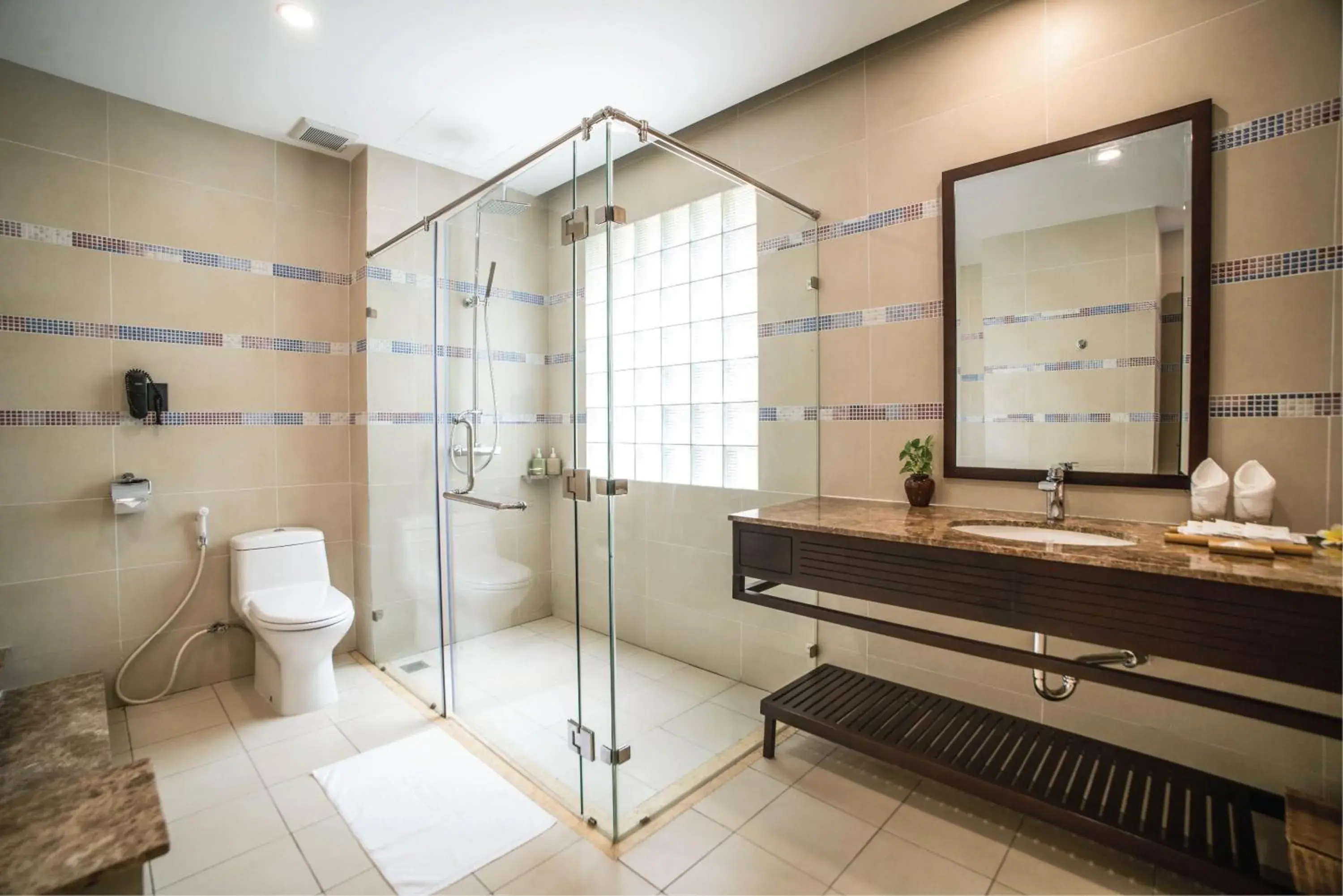 Shower, Bathroom in Pandanus Resort