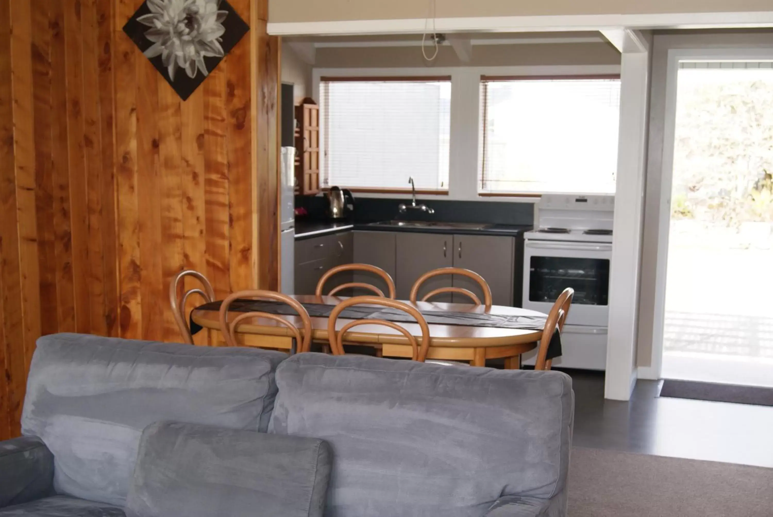 Photo of the whole room, Seating Area in Apostles View Motel