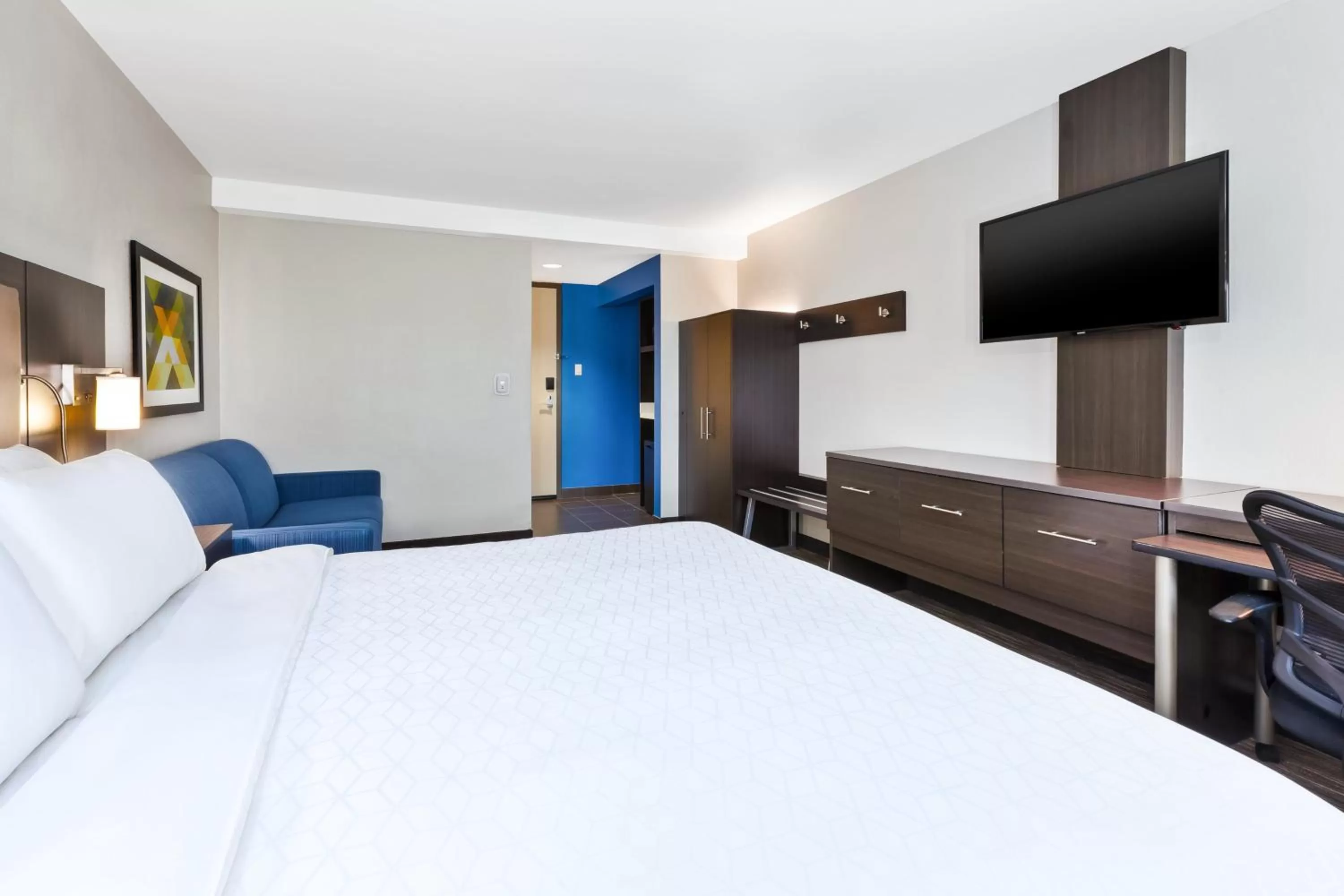 Photo of the whole room, Bed in Holiday Inn Express Winnipeg Airport - Polo Park by IHG