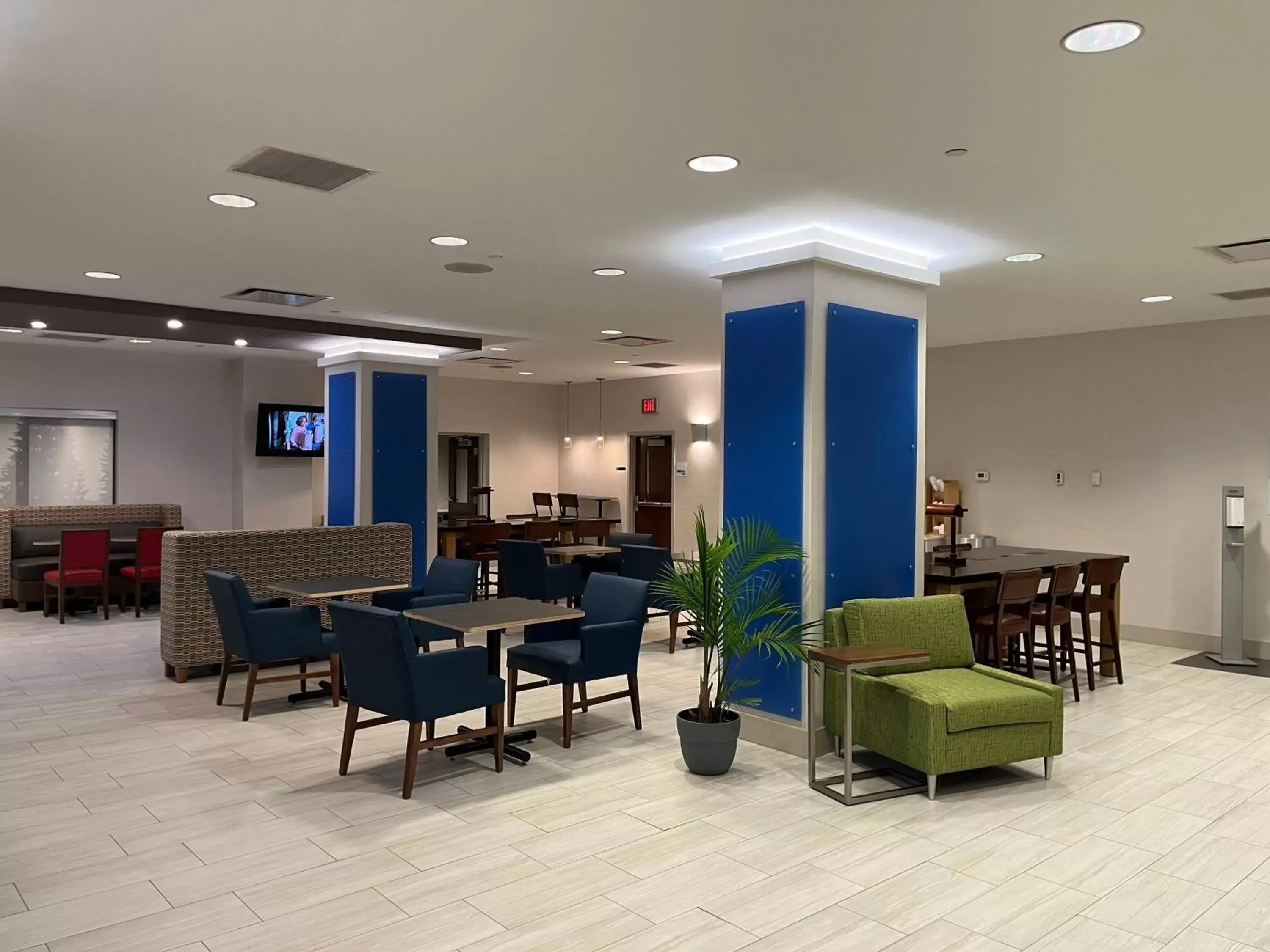 Lobby or reception in Holiday Inn Express & Suites Williamsport, an IHG Hotel