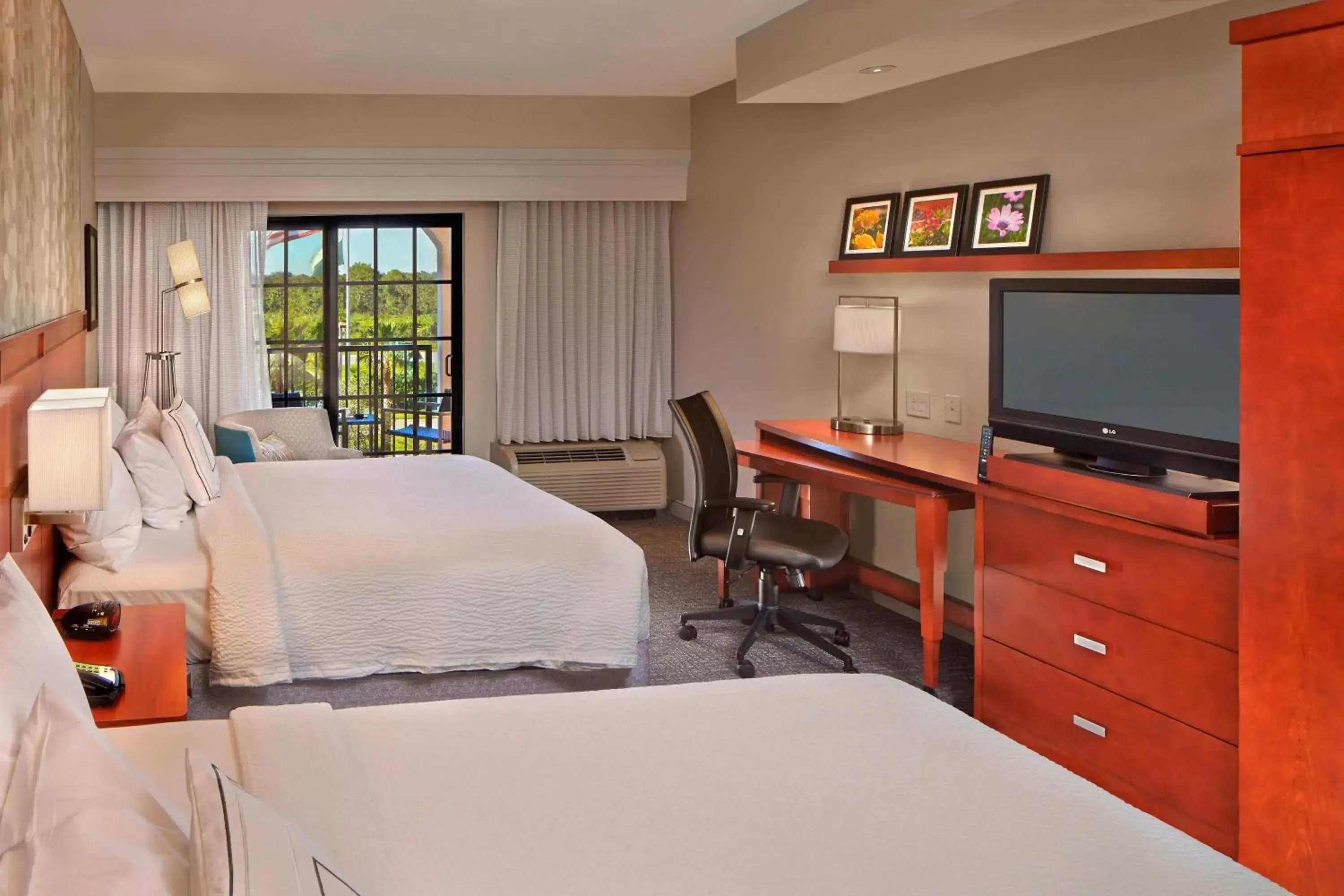 Photo of the whole room, Bed in Courtyard by Marriott Stuart