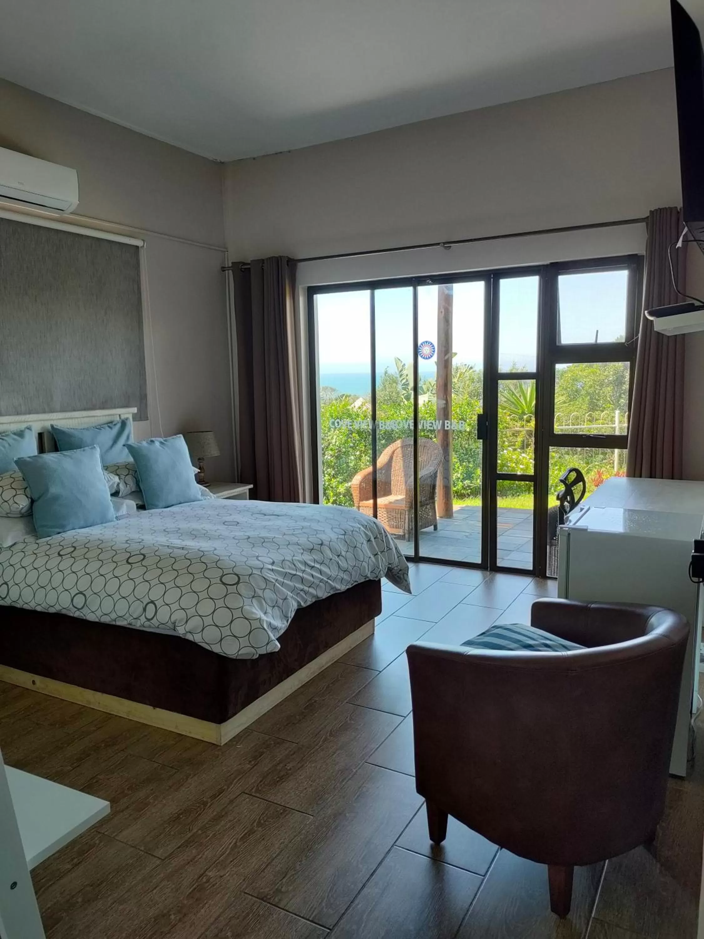 Photo of the whole room, Bed in Cove View B&B