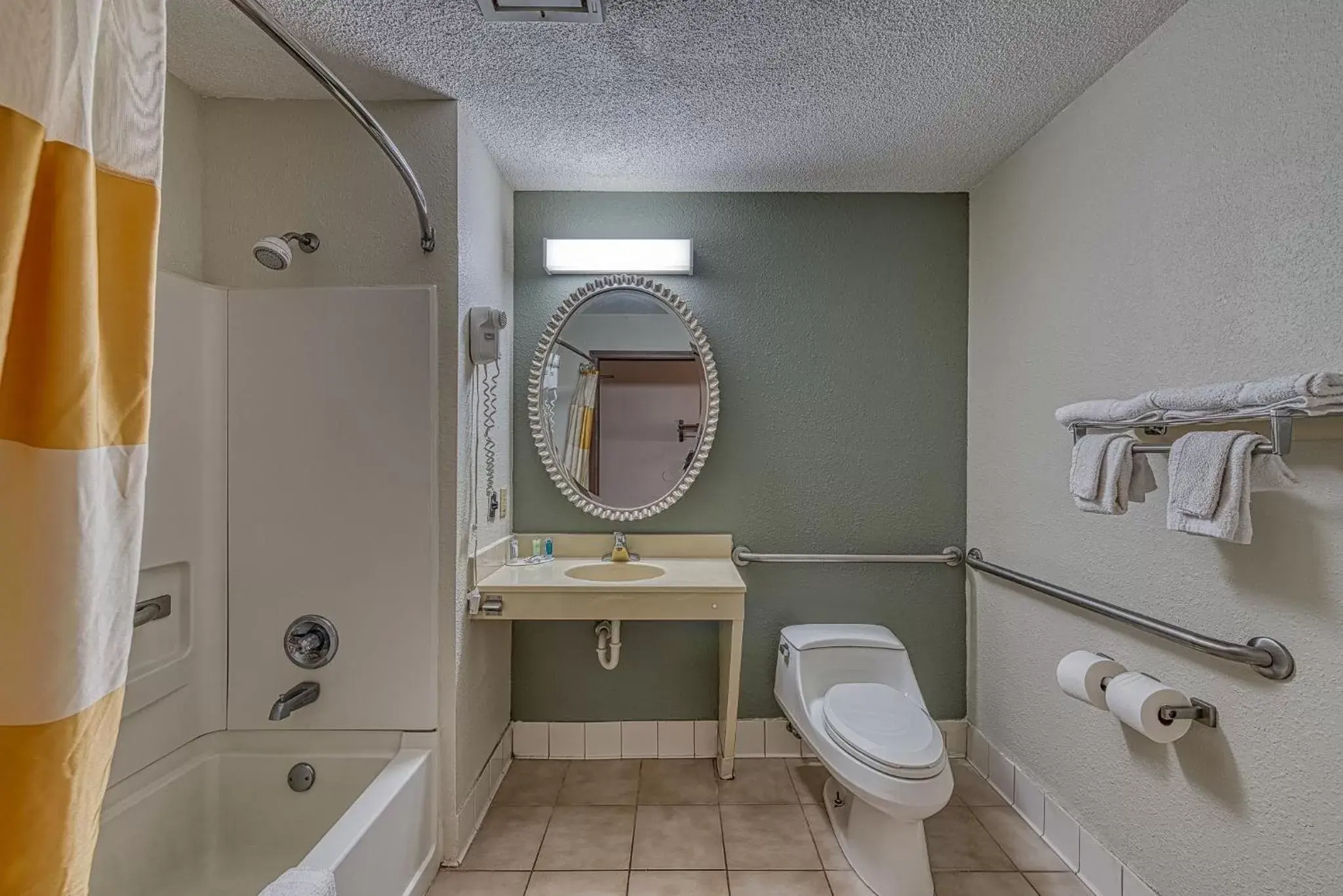 Facility for disabled guests, Bathroom in American Inn & suites