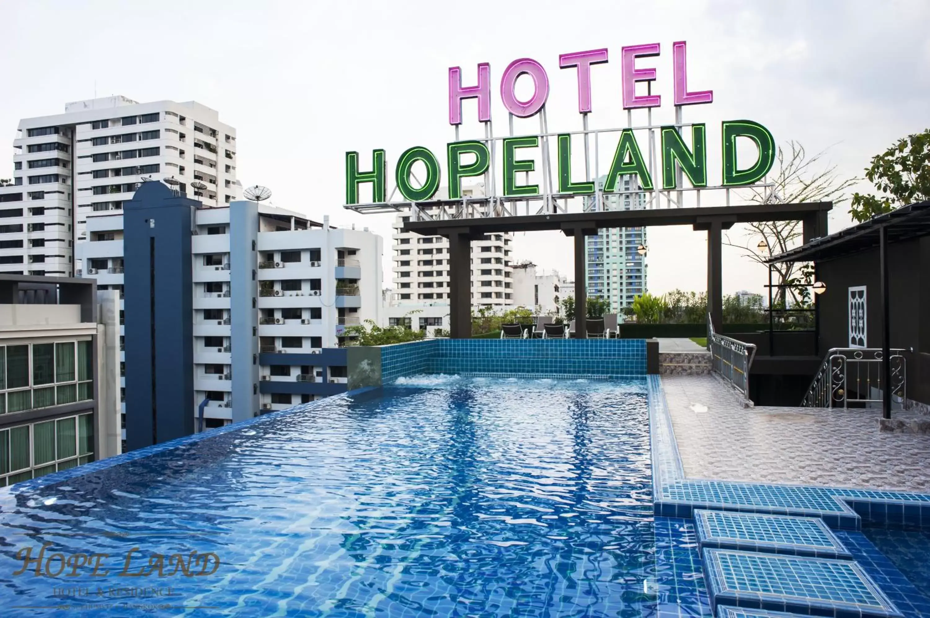 Swimming Pool in Hope Land Hotel Sukhumvit 8