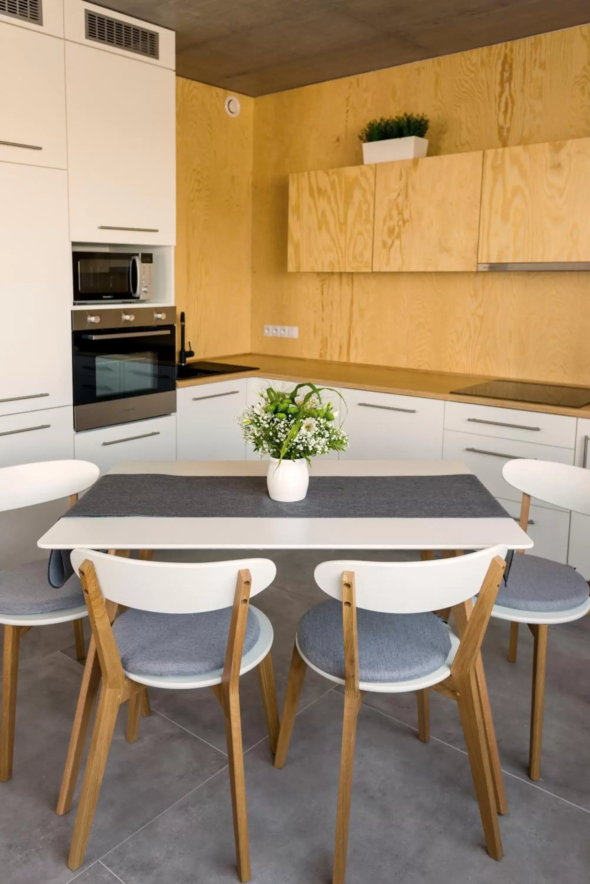 Kitchen or kitchenette, Dining Area in Residence Trafick