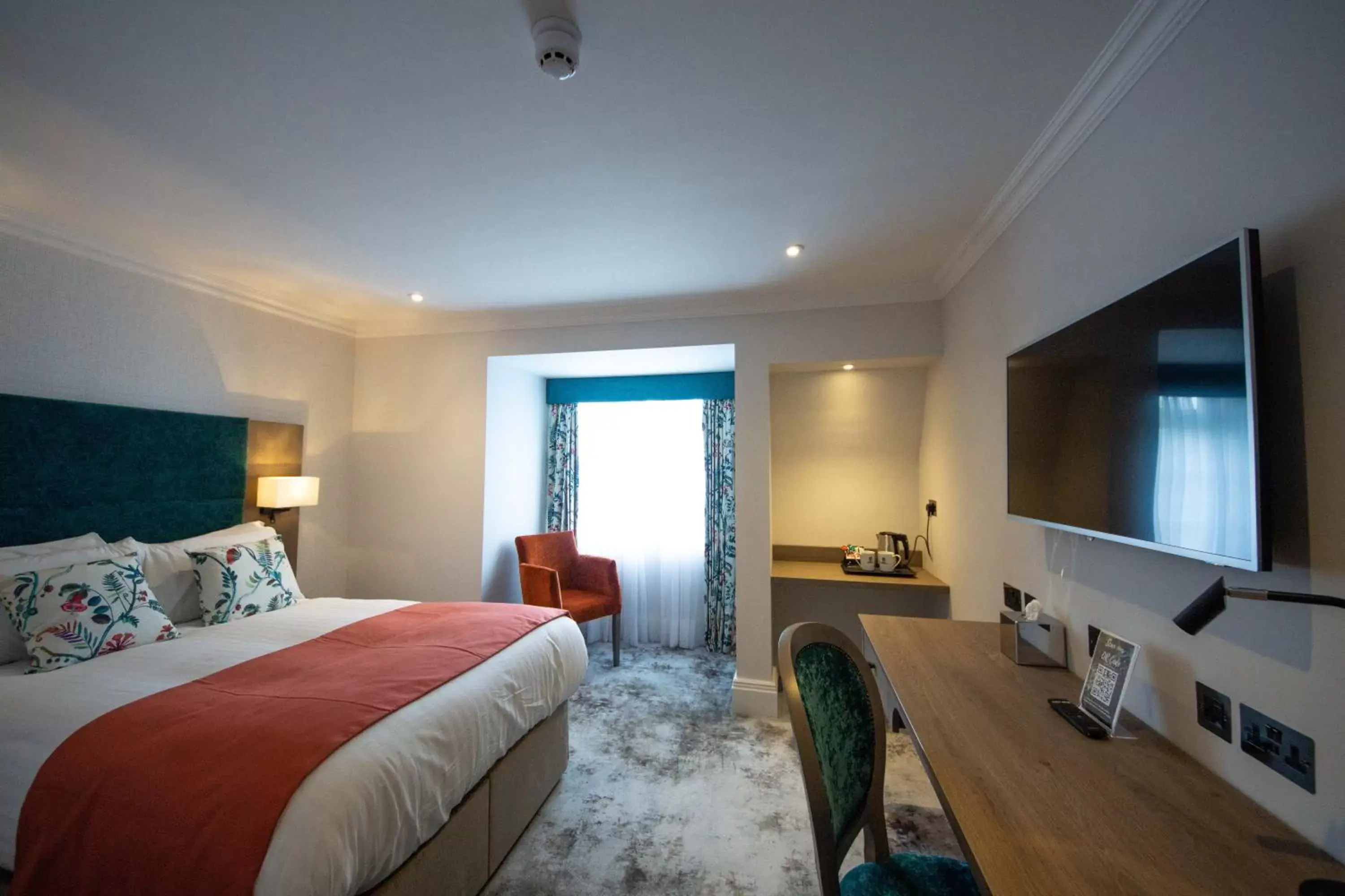 Bedroom, TV/Entertainment Center in Best Western Abbots Barton Hotel