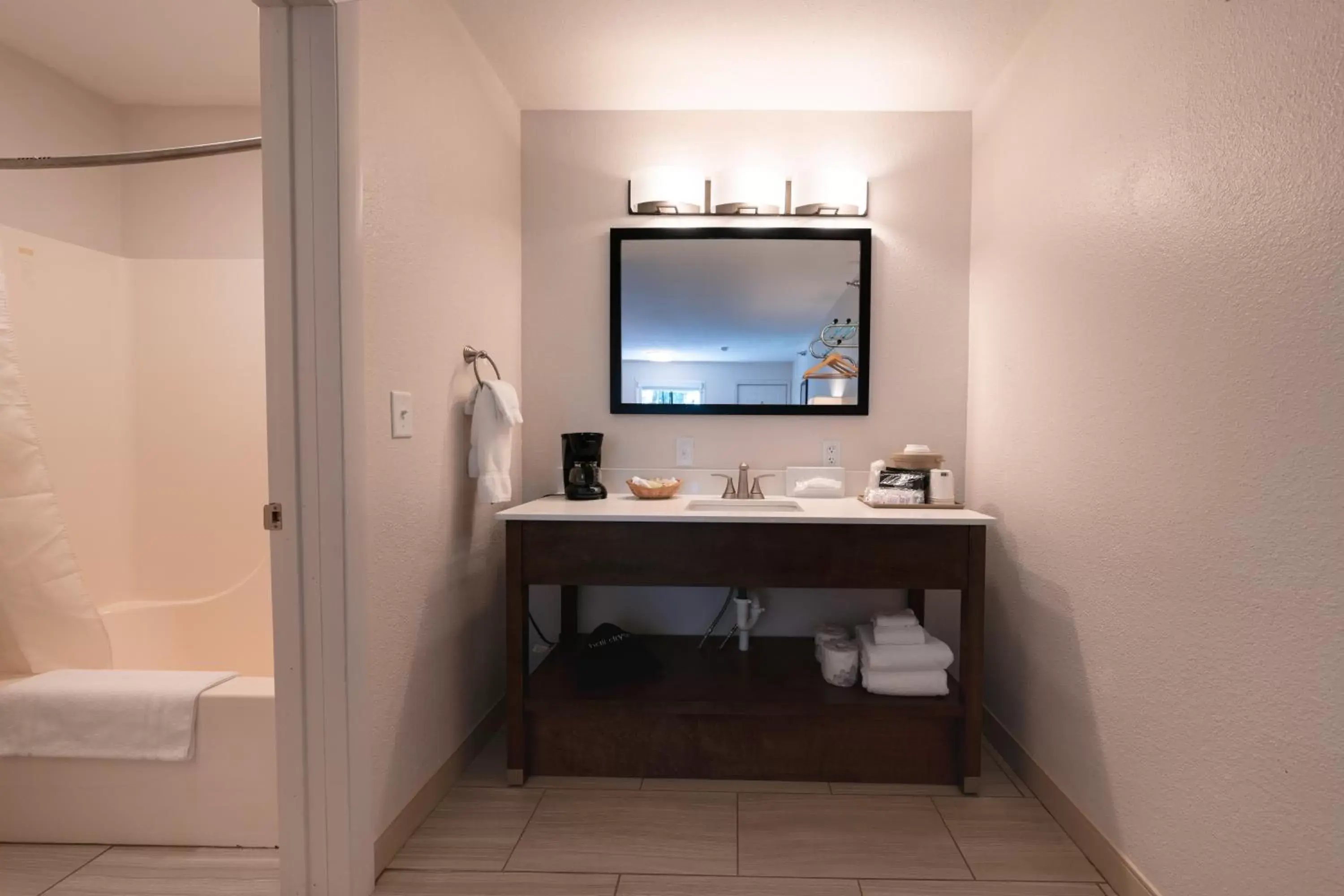 Shower, Bathroom in Riviera Motor Lodge