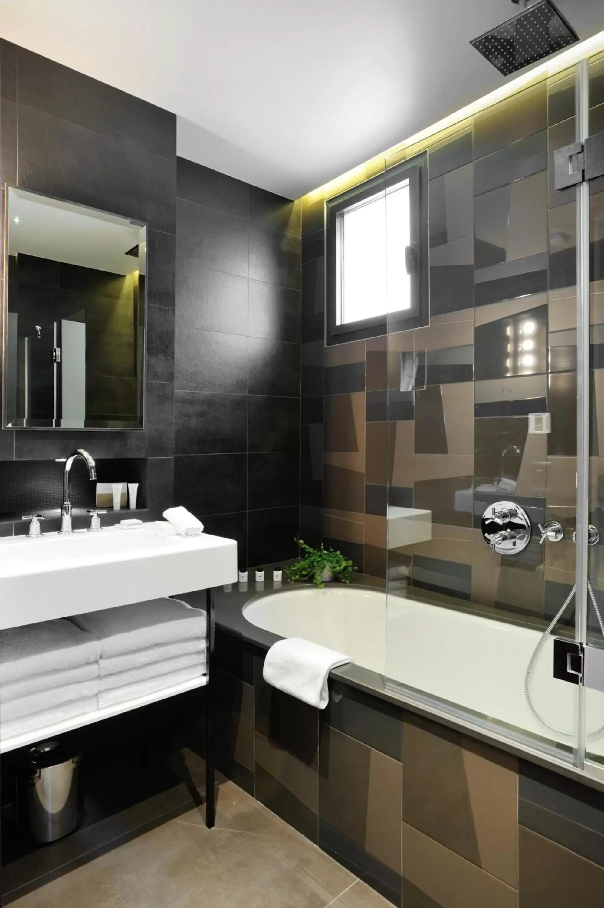 Shower, Bathroom in Hotel & Spa La Belle Juliette