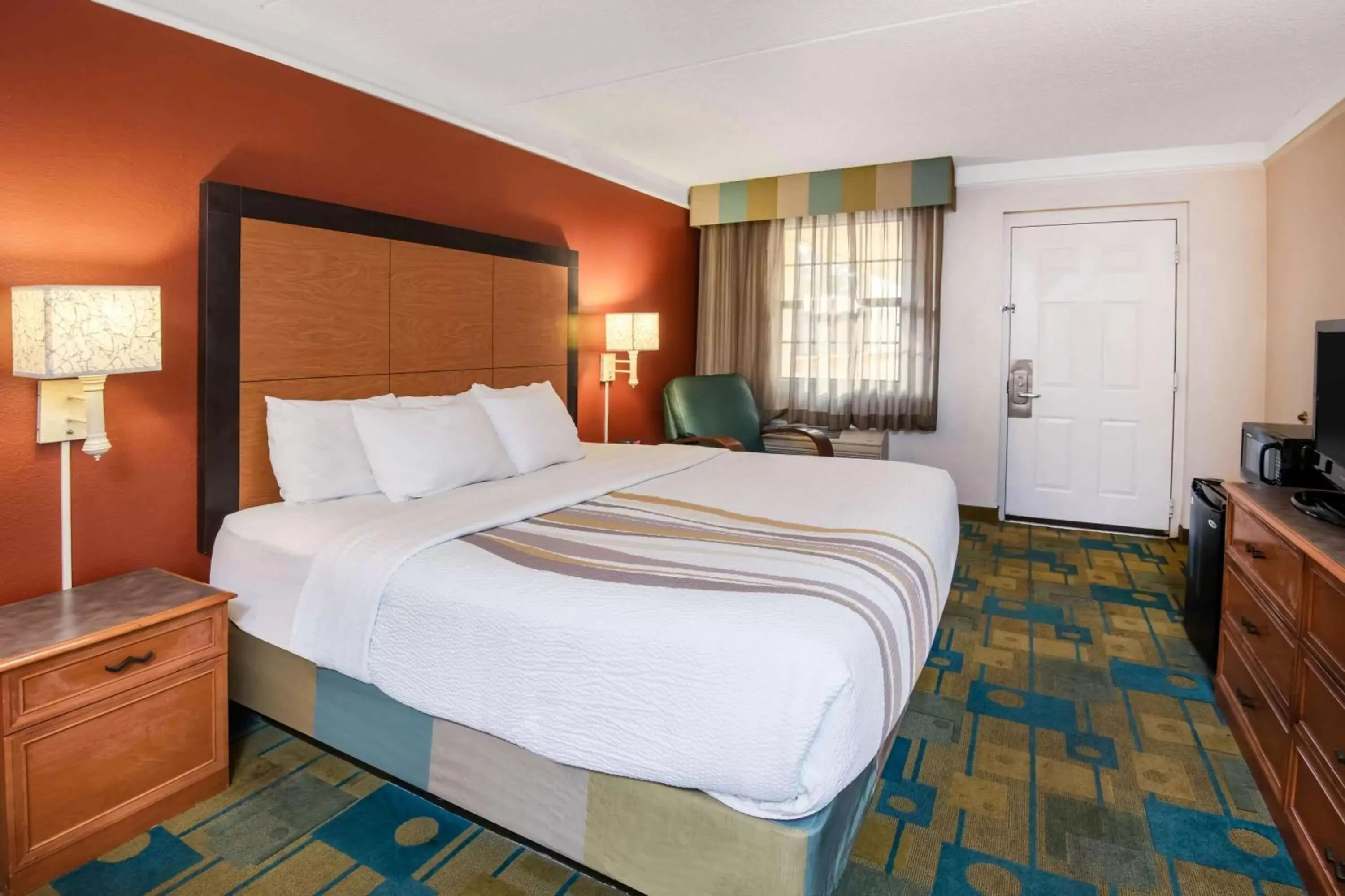 Photo of the whole room, Bed in La Quinta Inn by Wyndham Colorado Springs Garden of the Gods