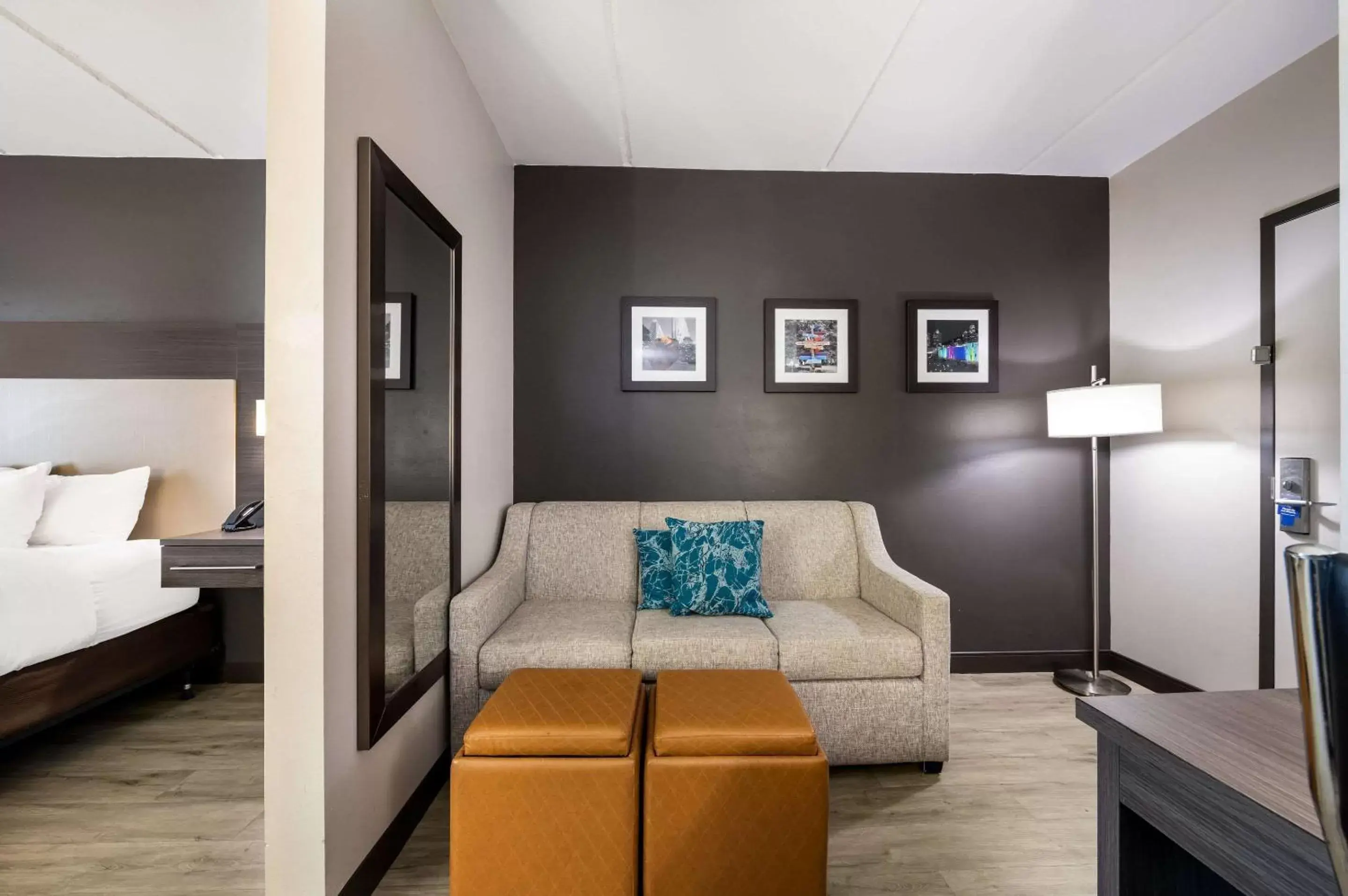 Bedroom, Seating Area in Comfort Suites Northlake