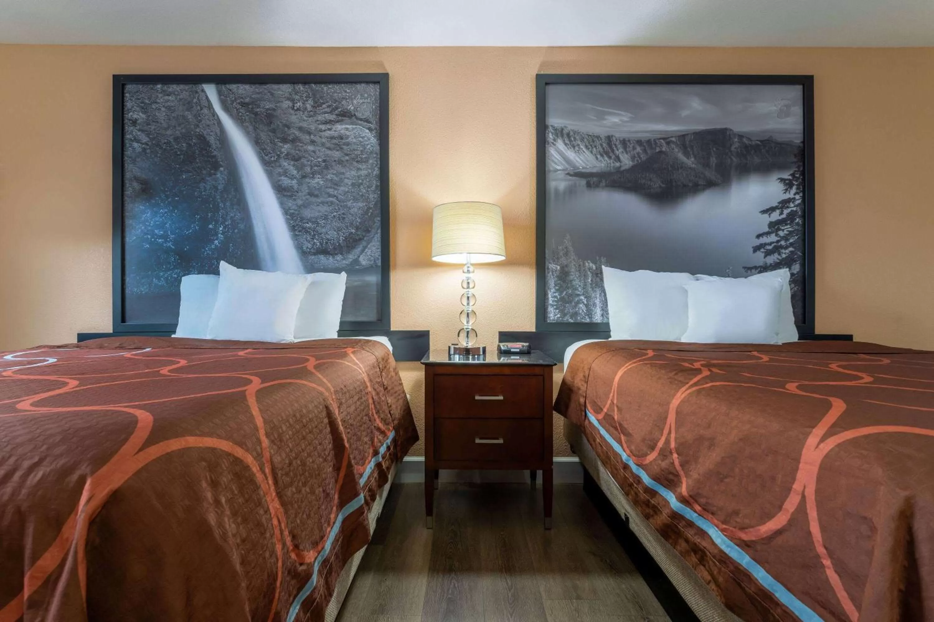 Photo of the whole room, Bed in Super 8 by Wyndham The Dalles OR