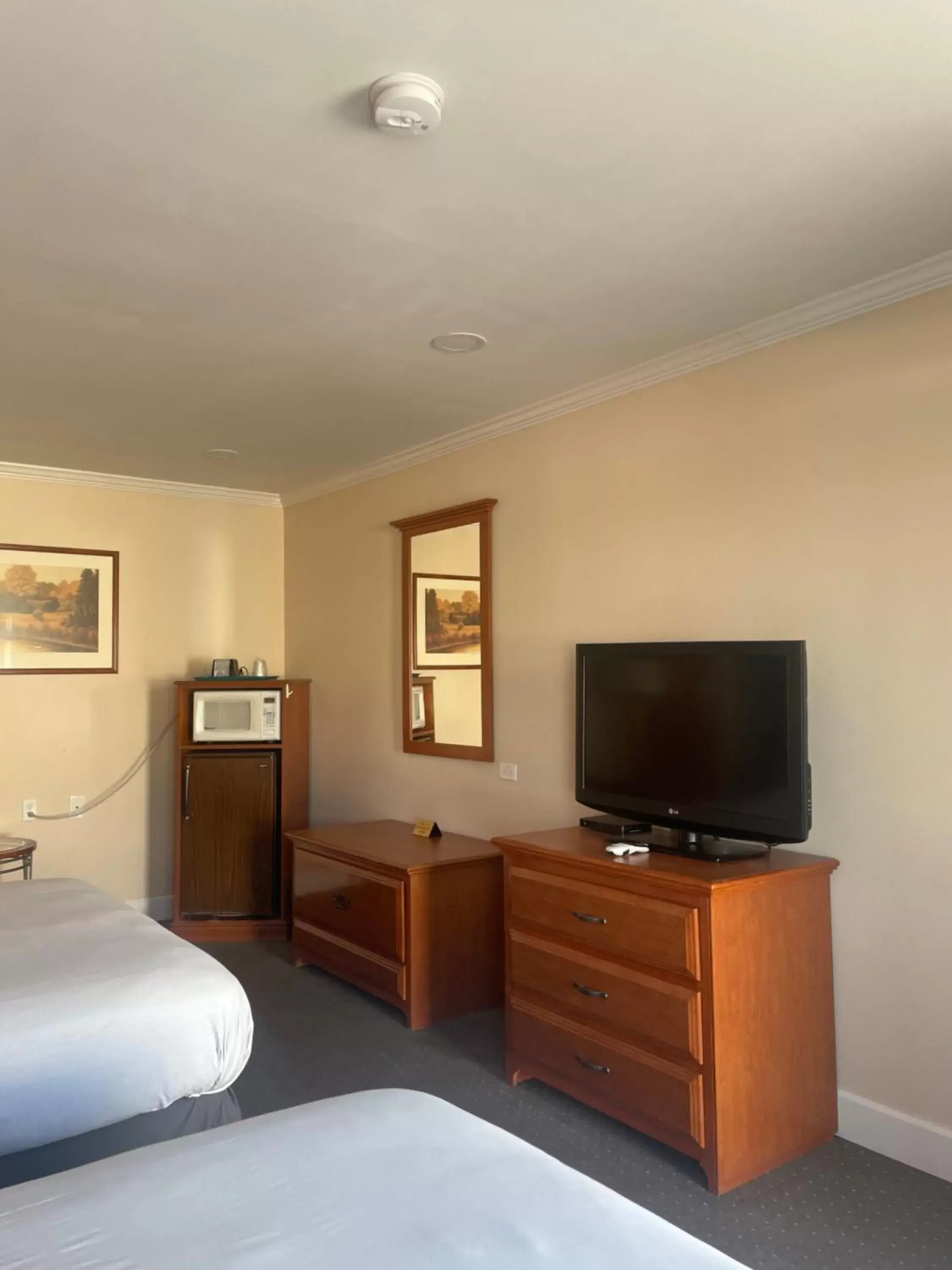 TV and multimedia, TV/Entertainment Center in Howard Johnson by Wyndham Ridgecrest, CA