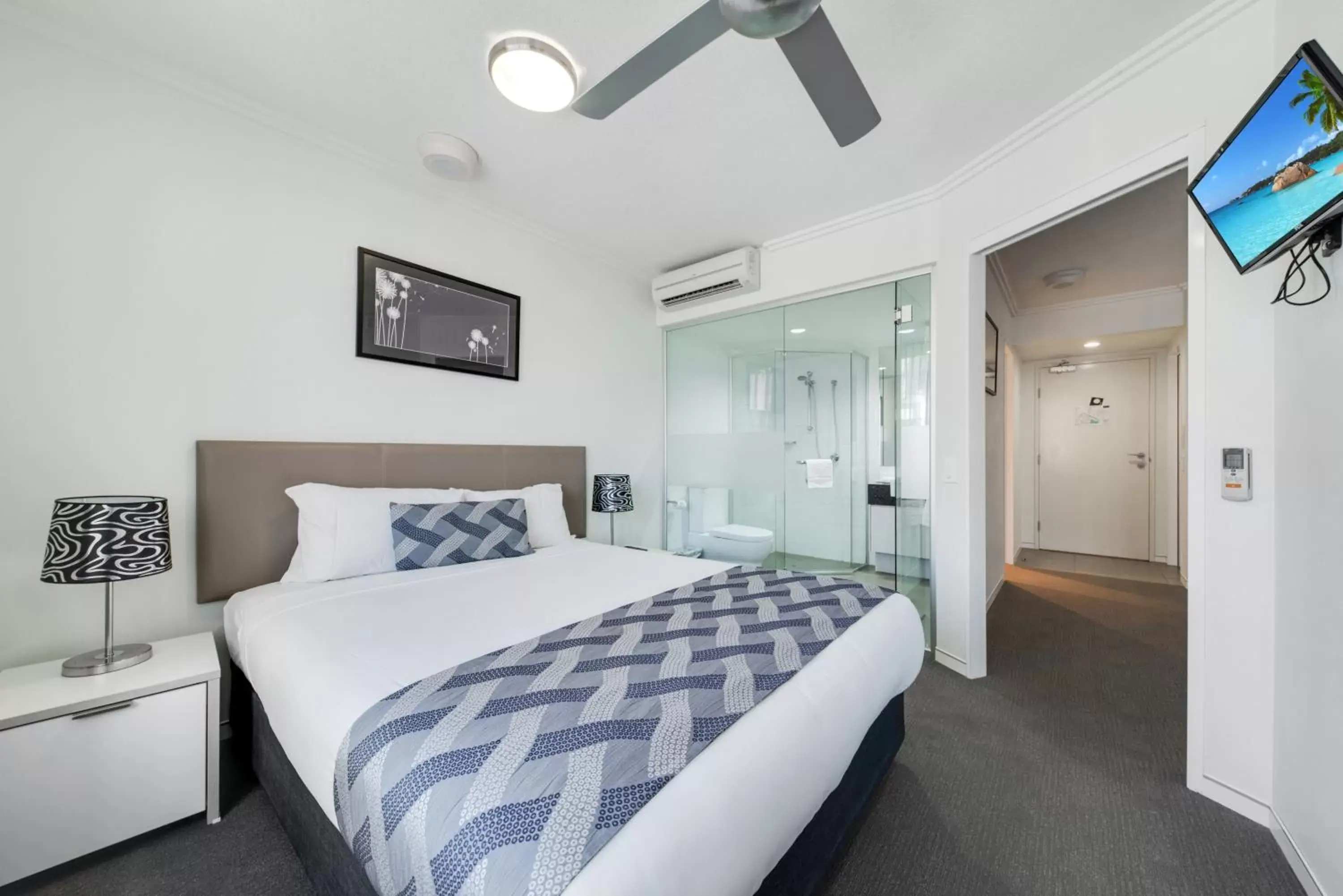 Shower, Bed in The Capitol Apartments Shower, Bed in The Capitol Apartments