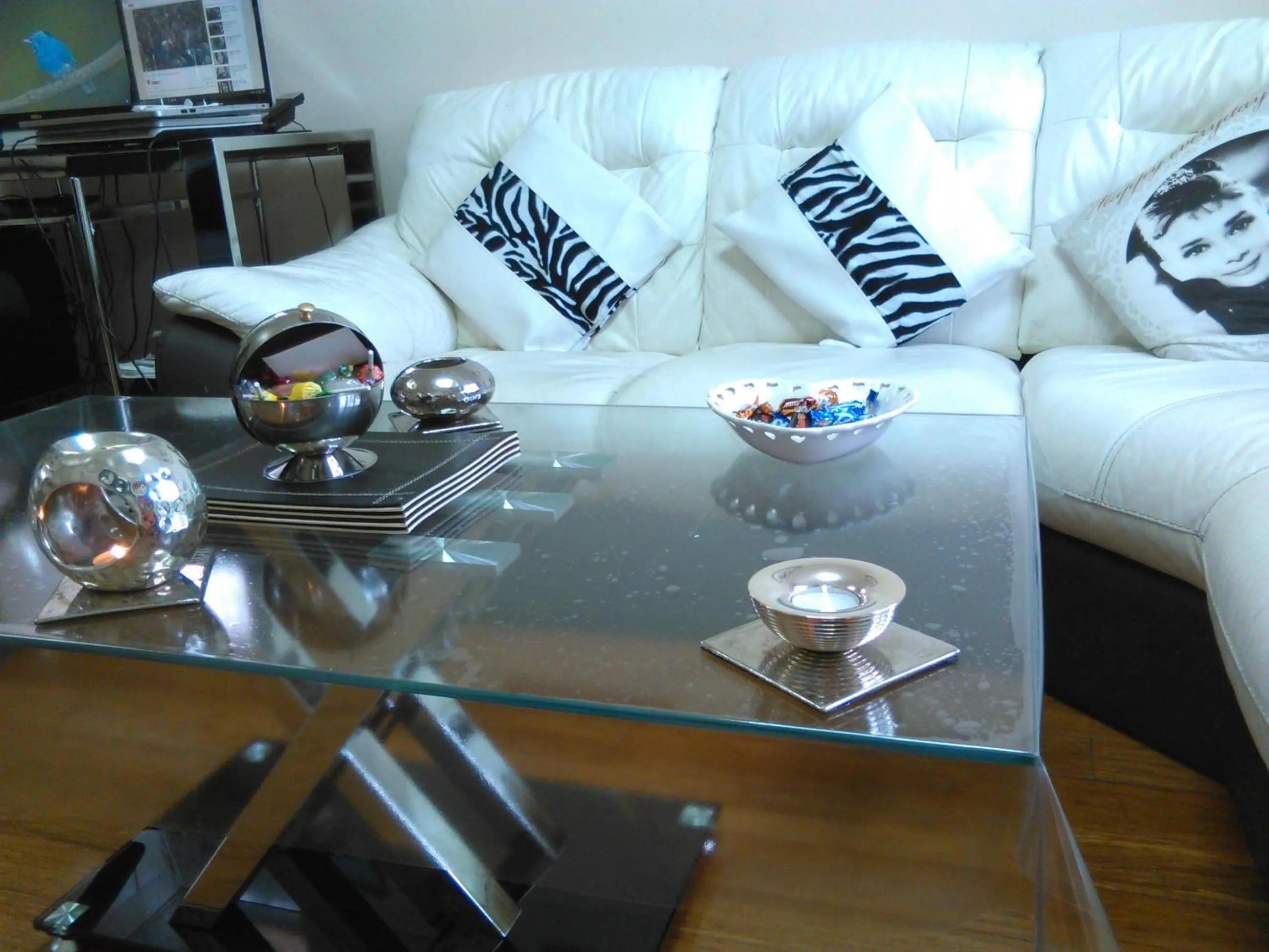 Communal lounge/ TV room in Bianca's House Hotel Heathrow Airport