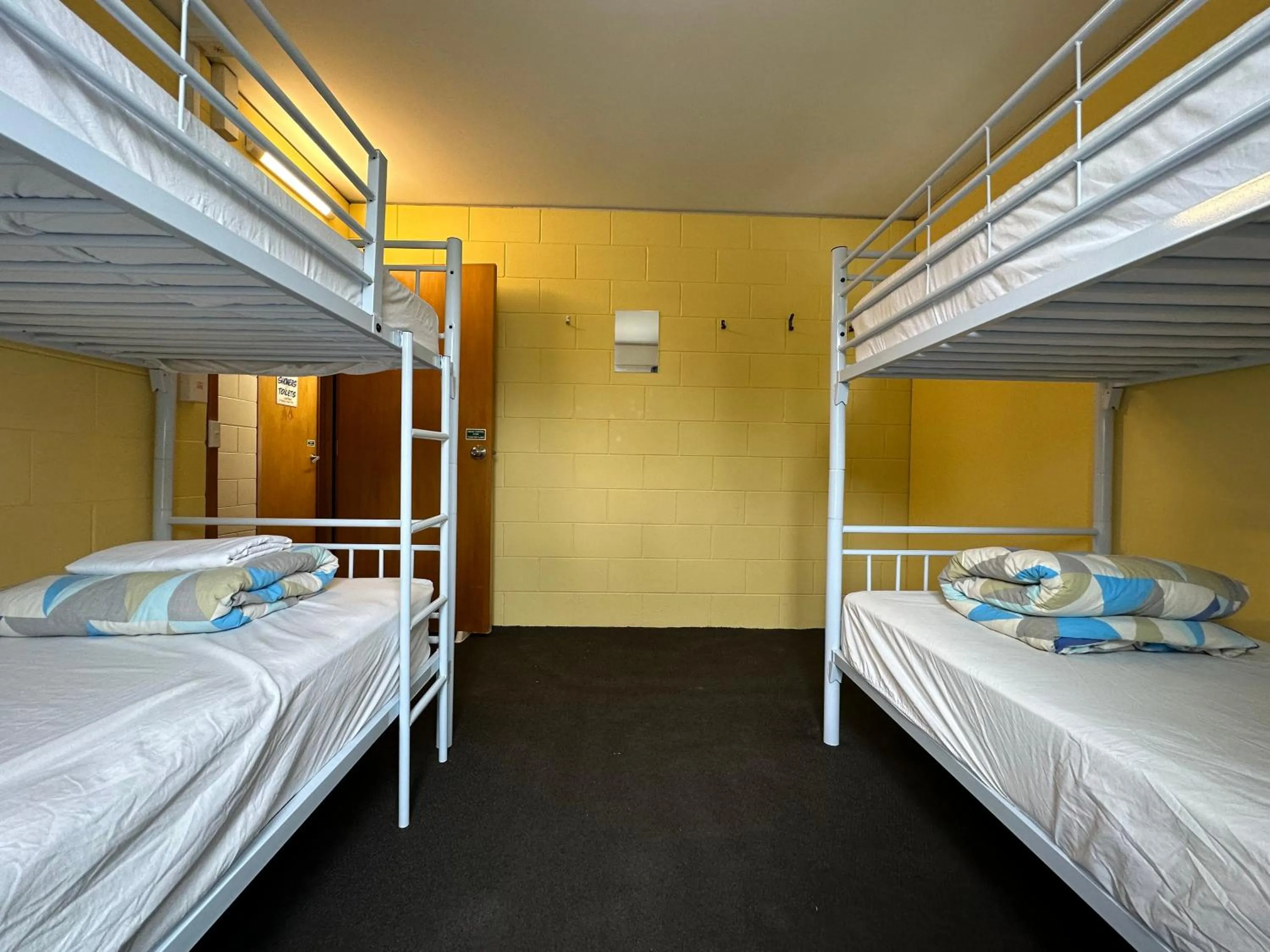 Photo of the whole room, Bed in Around The World Backpackers