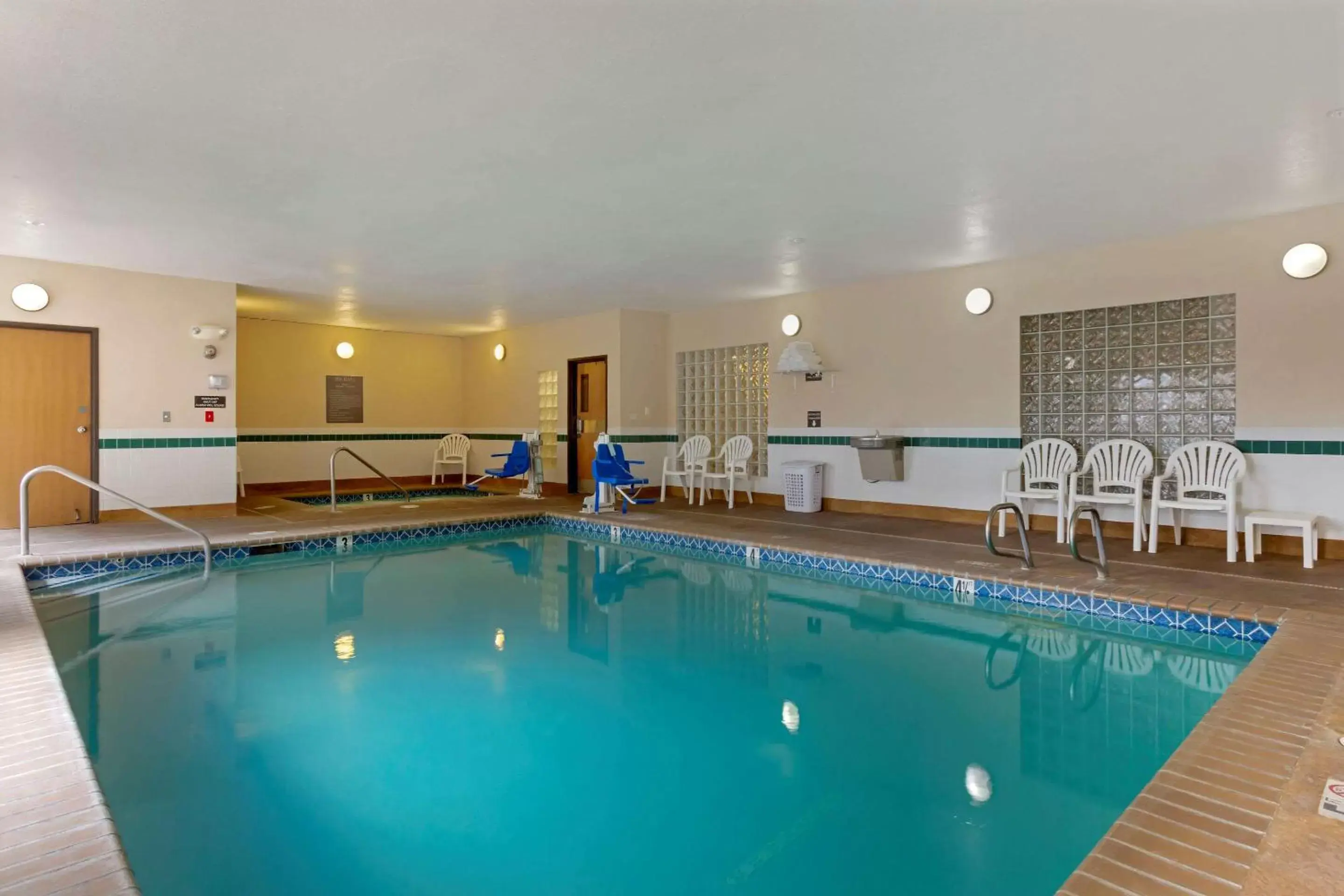 Activities, Swimming Pool in Comfort Inn South-Medford