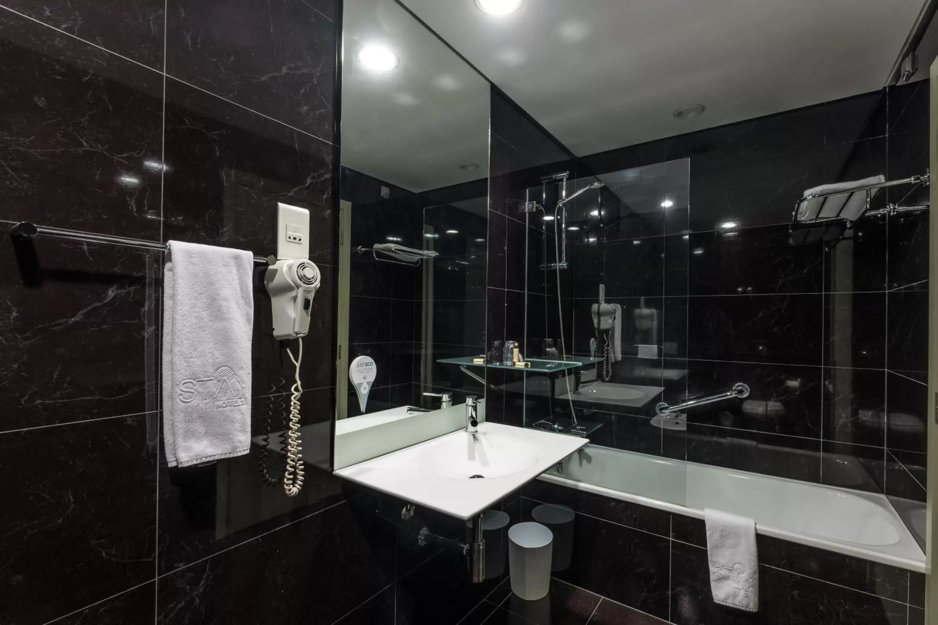 Bathroom in Stay Hotel Guimarães Centro