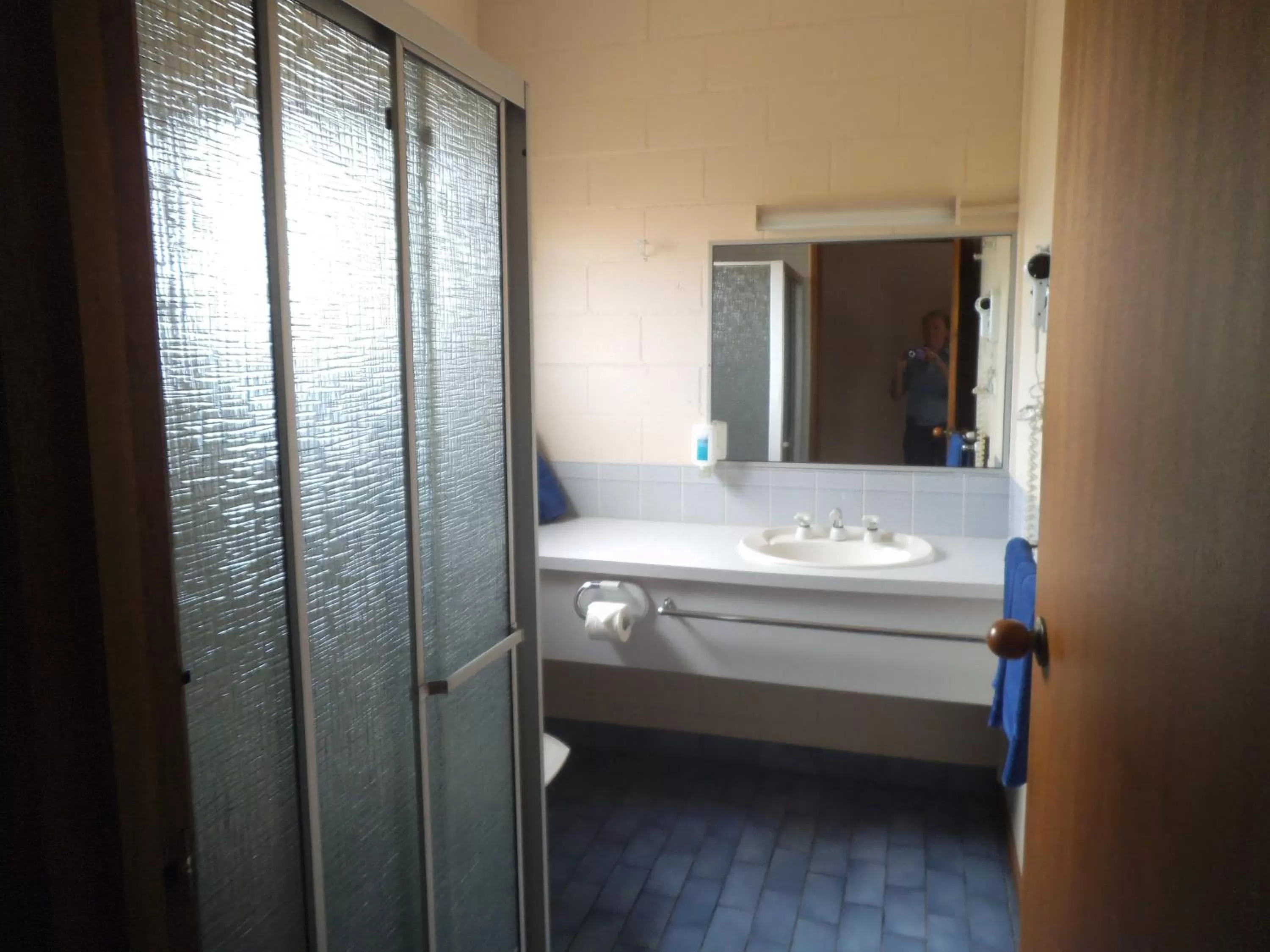 Bathroom in Yarragon Motel