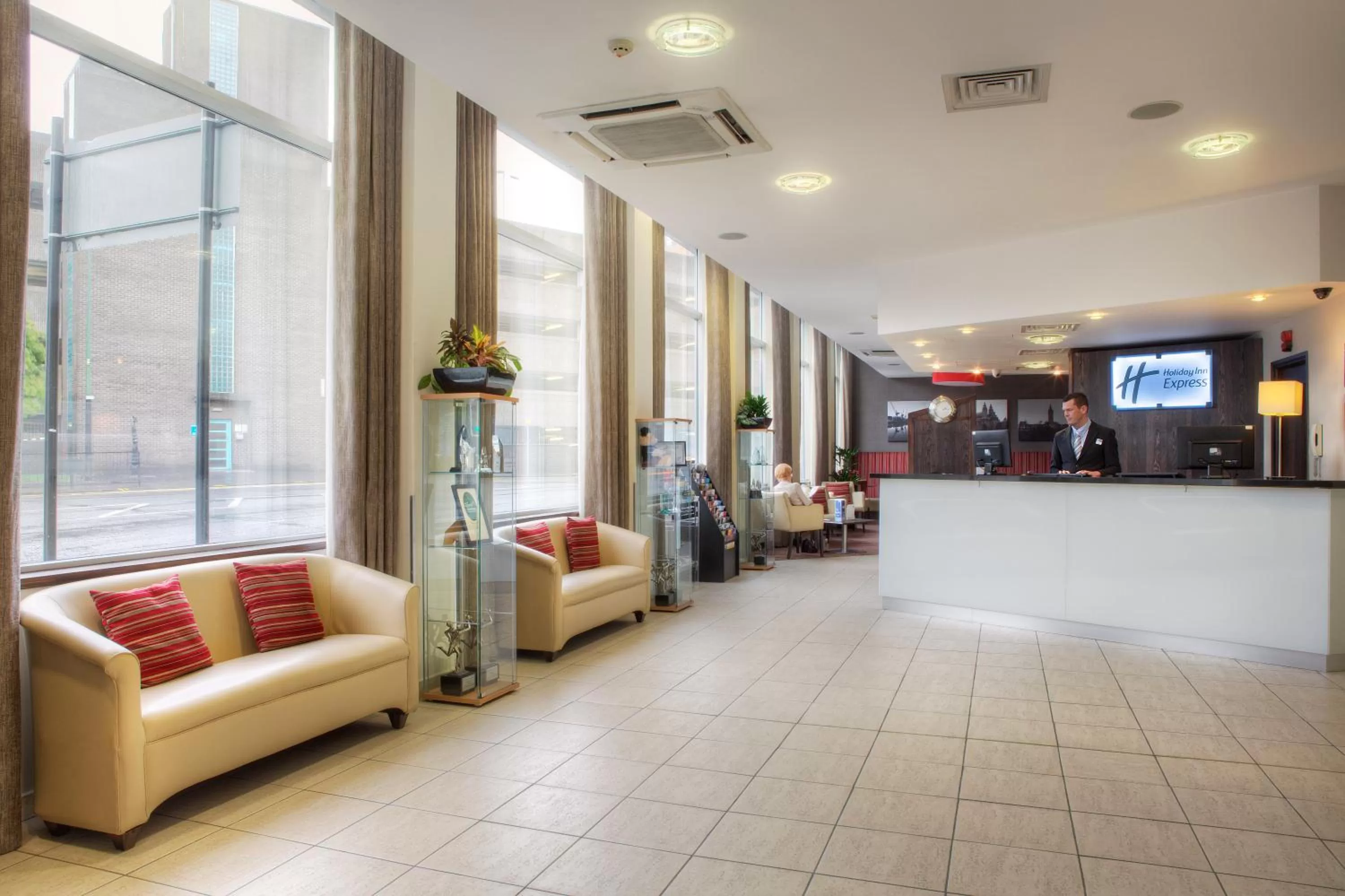 Lobby or reception in Holiday Inn Express - Glasgow - City Ctr Theatreland by IHG