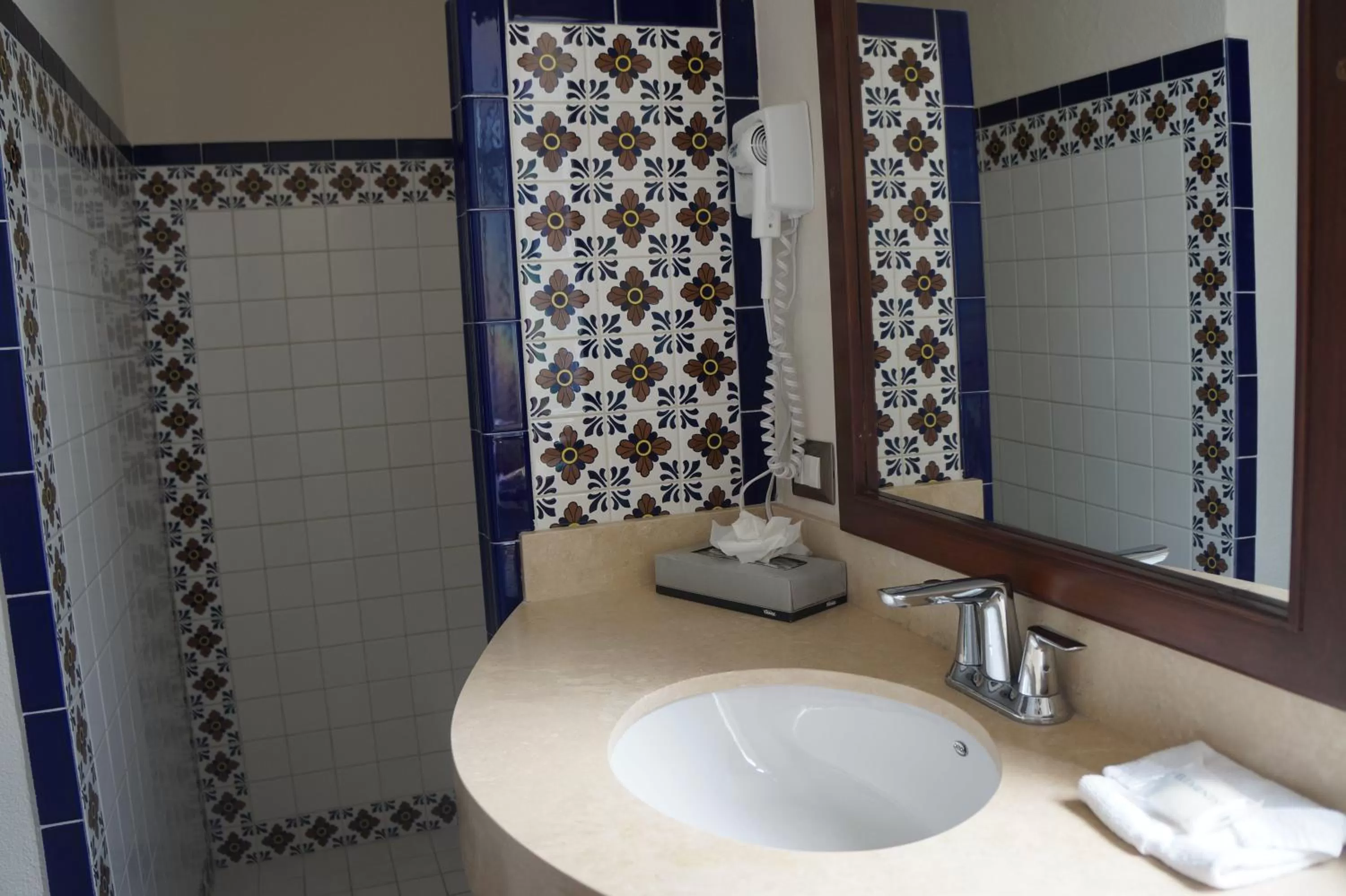 Shower in Hotel & Suites El Moro