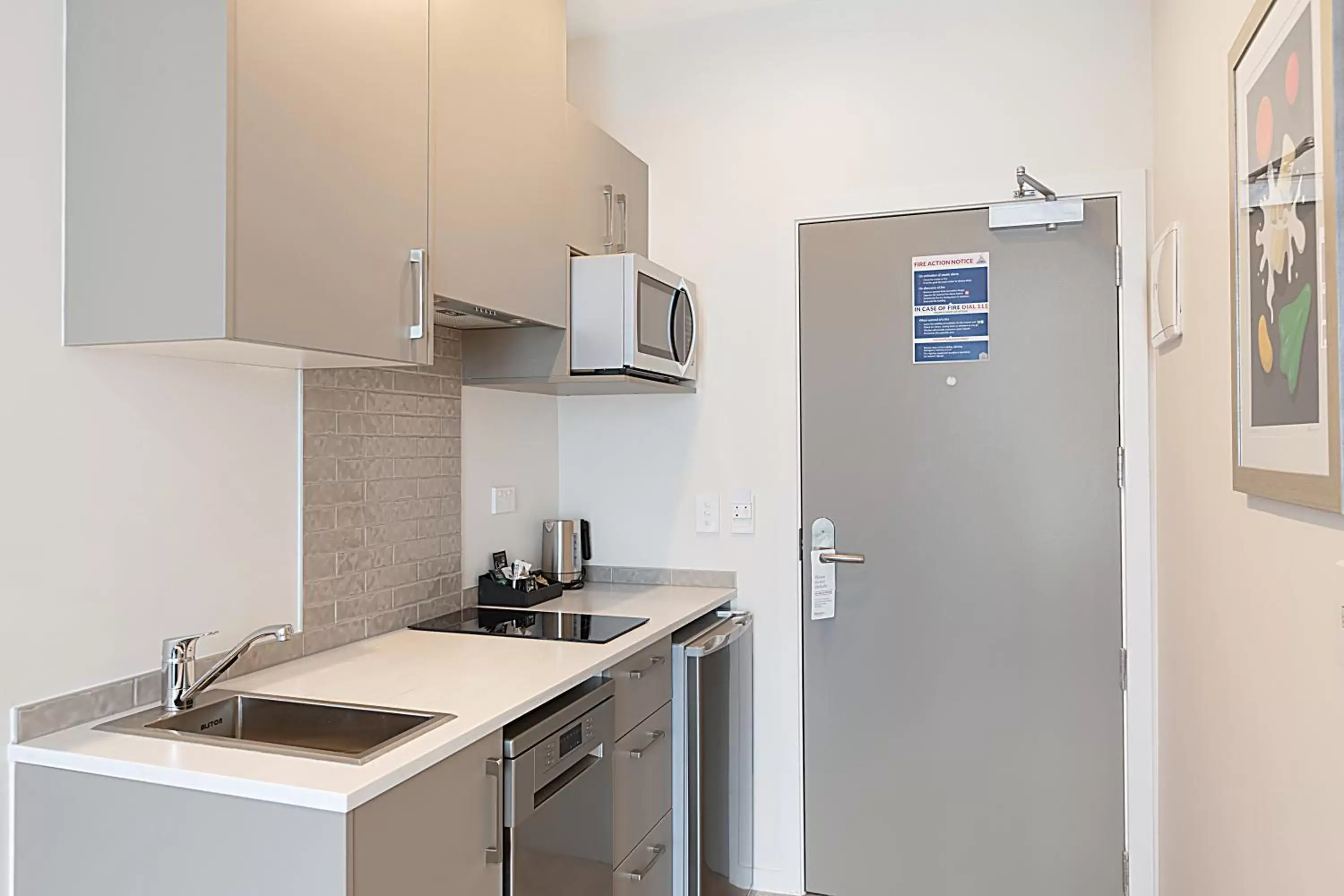 Coffee/tea facilities, Kitchen/Kitchenette in Ramada Suites Victoria Street West