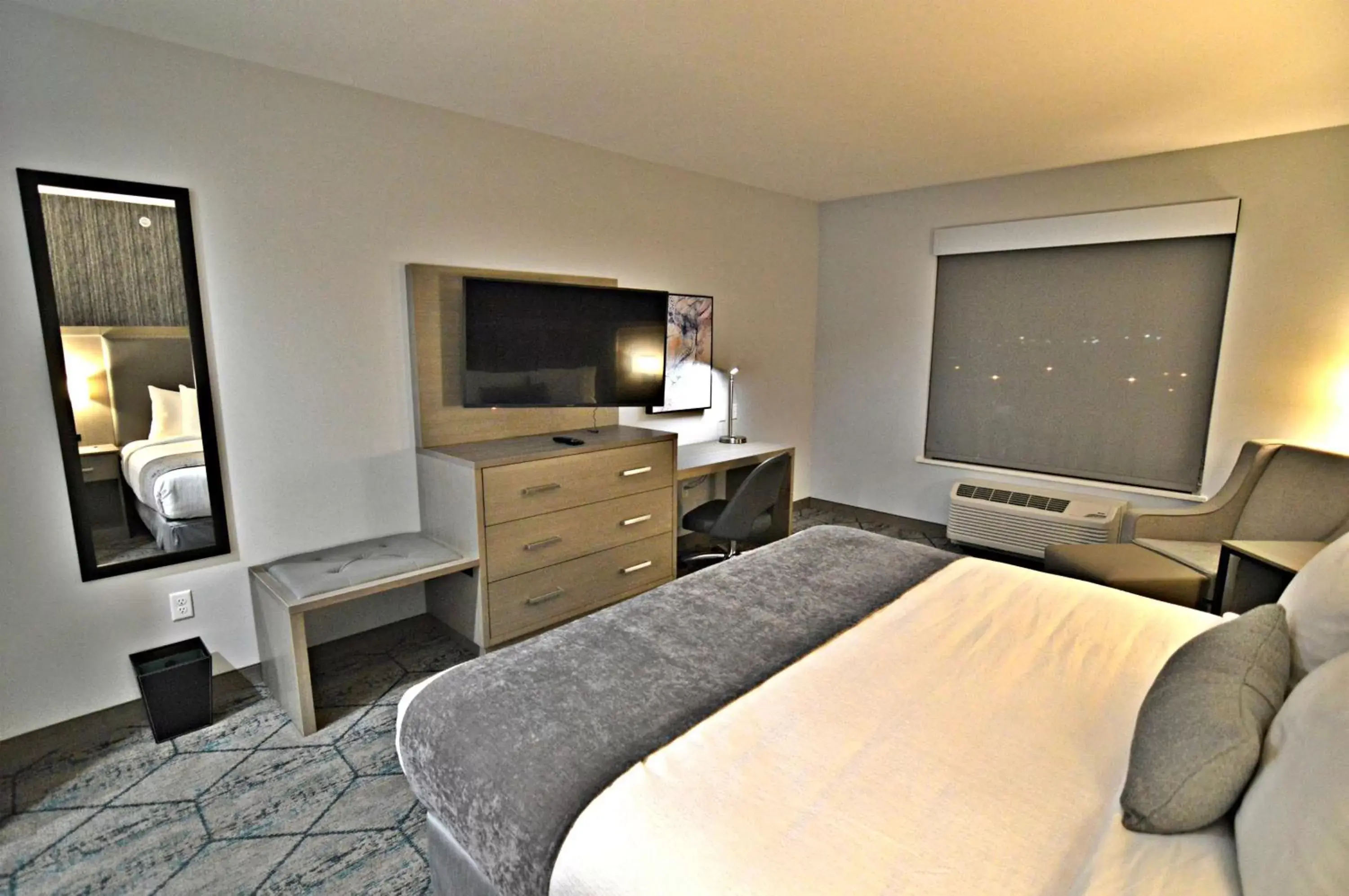 Photo of the whole room, TV/Entertainment Center in Best Western Plus Executive Residency Oklahoma City I-35