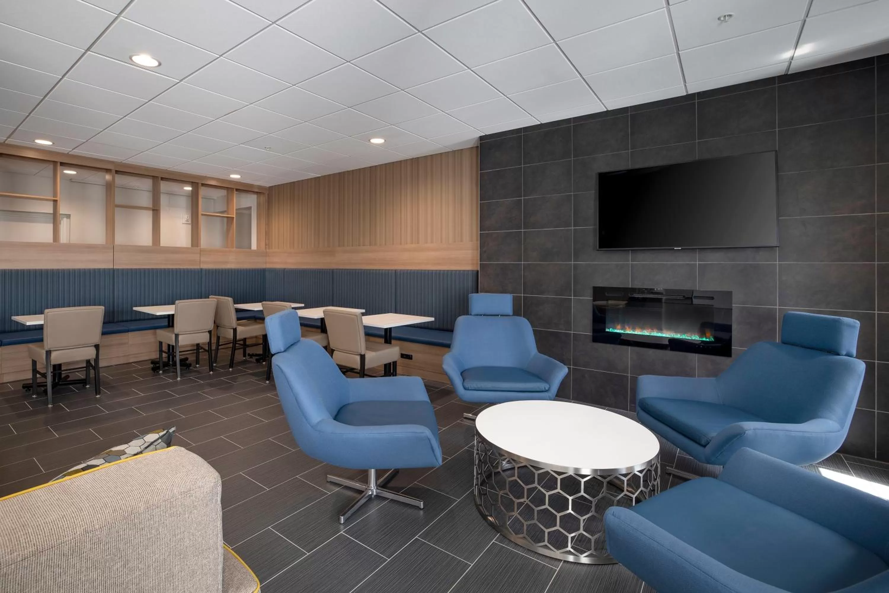 Communal lounge/ TV room in Microtel Inn & Suites by Wyndham Loveland