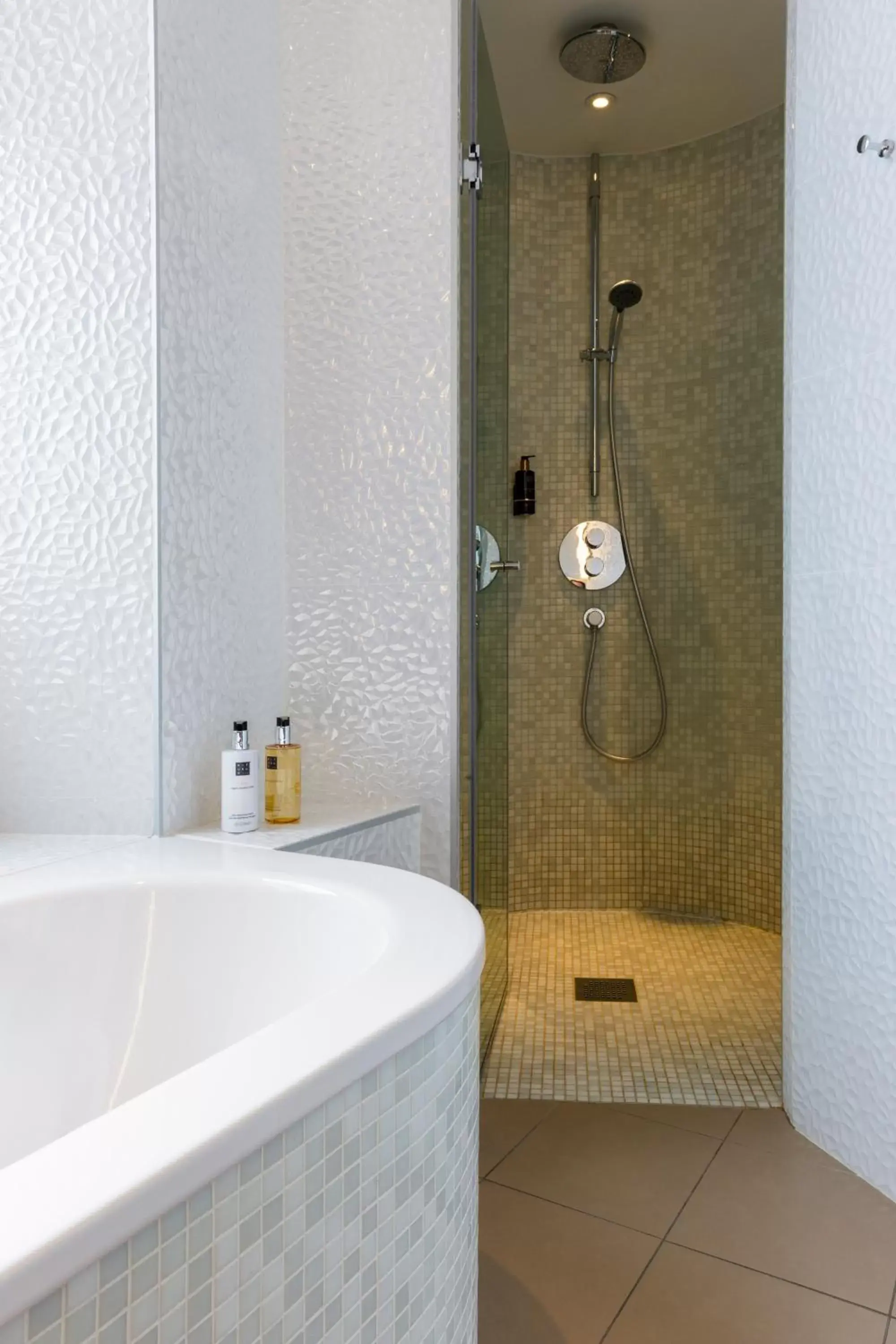 Shower, Bathroom in Oceania l'Hôtel de France Nantes