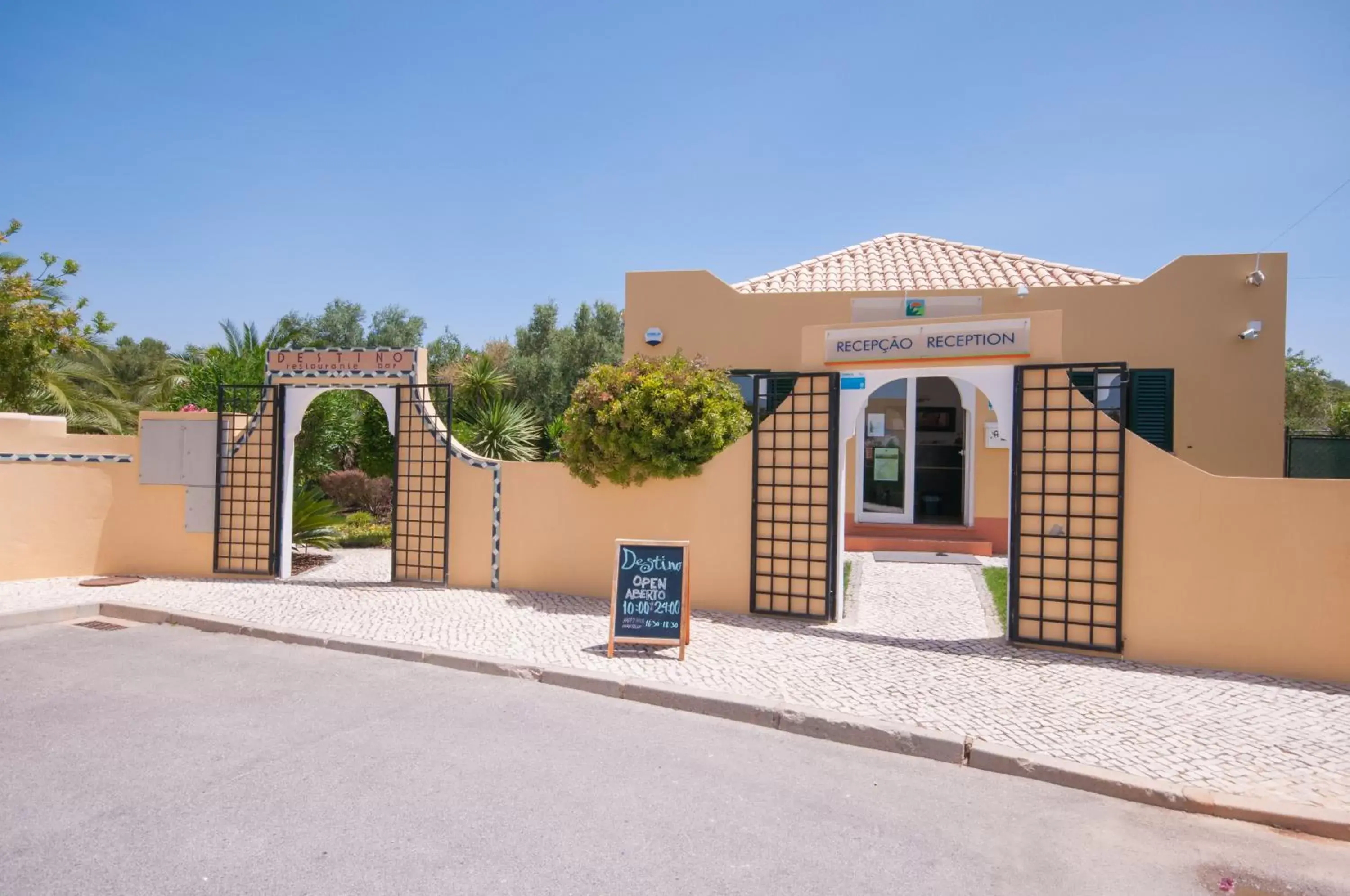 Facade/entrance, Property Building in Jardim da Meia Praia Resort