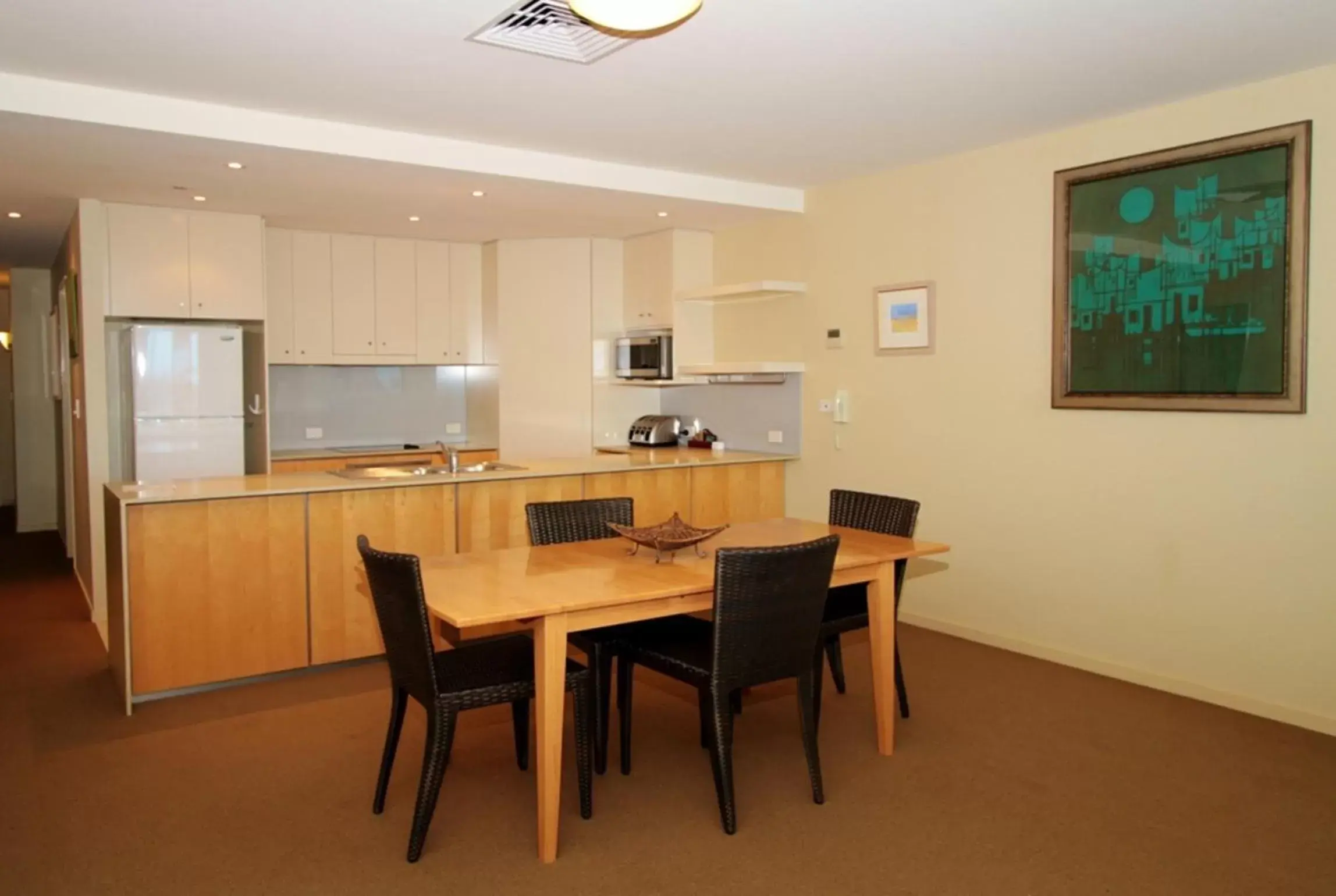 Kitchen or kitchenette, Dining Area in Riverside Holiday Apartments