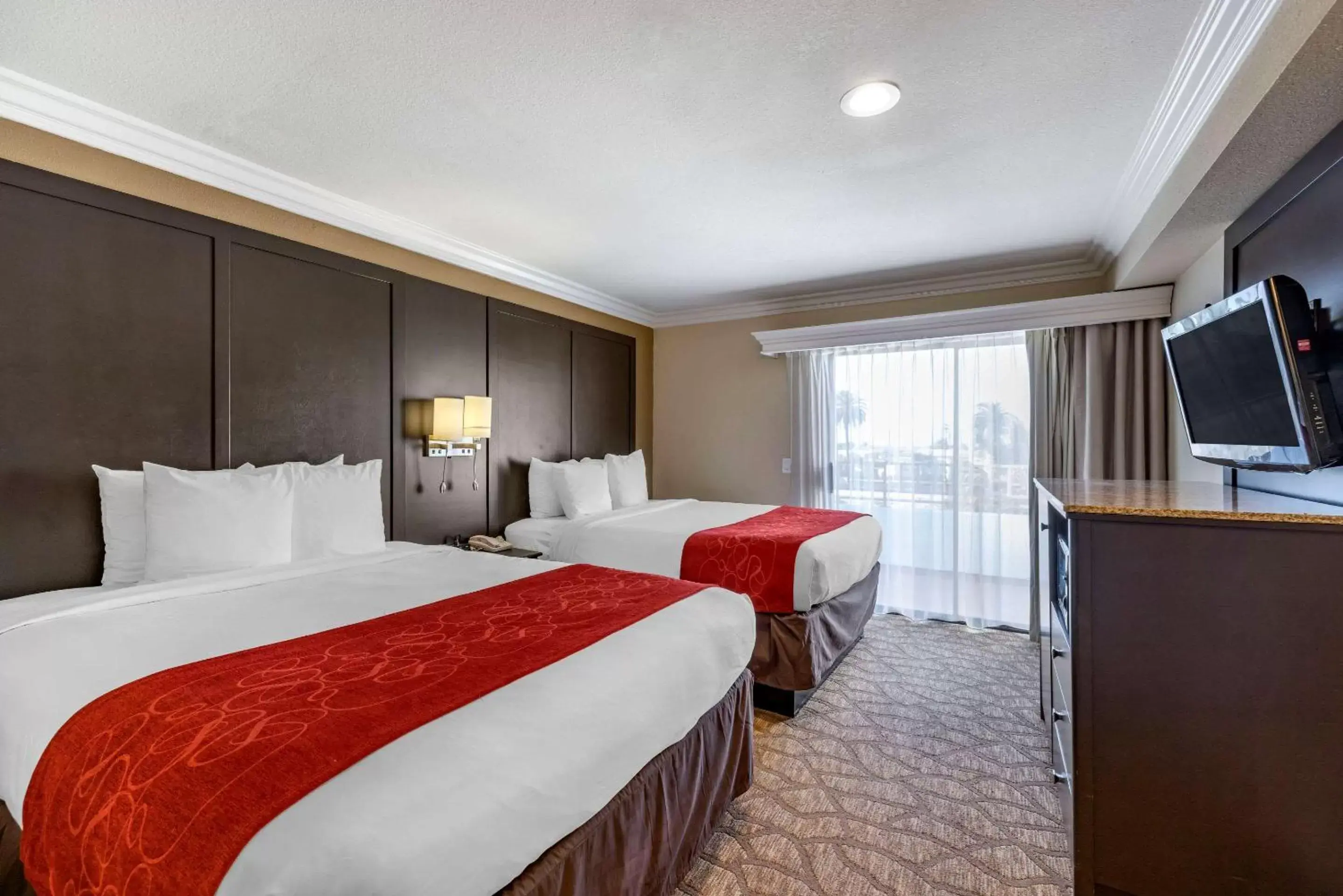 Photo of the whole room, Bed in Comfort Suites San Clemente Beach