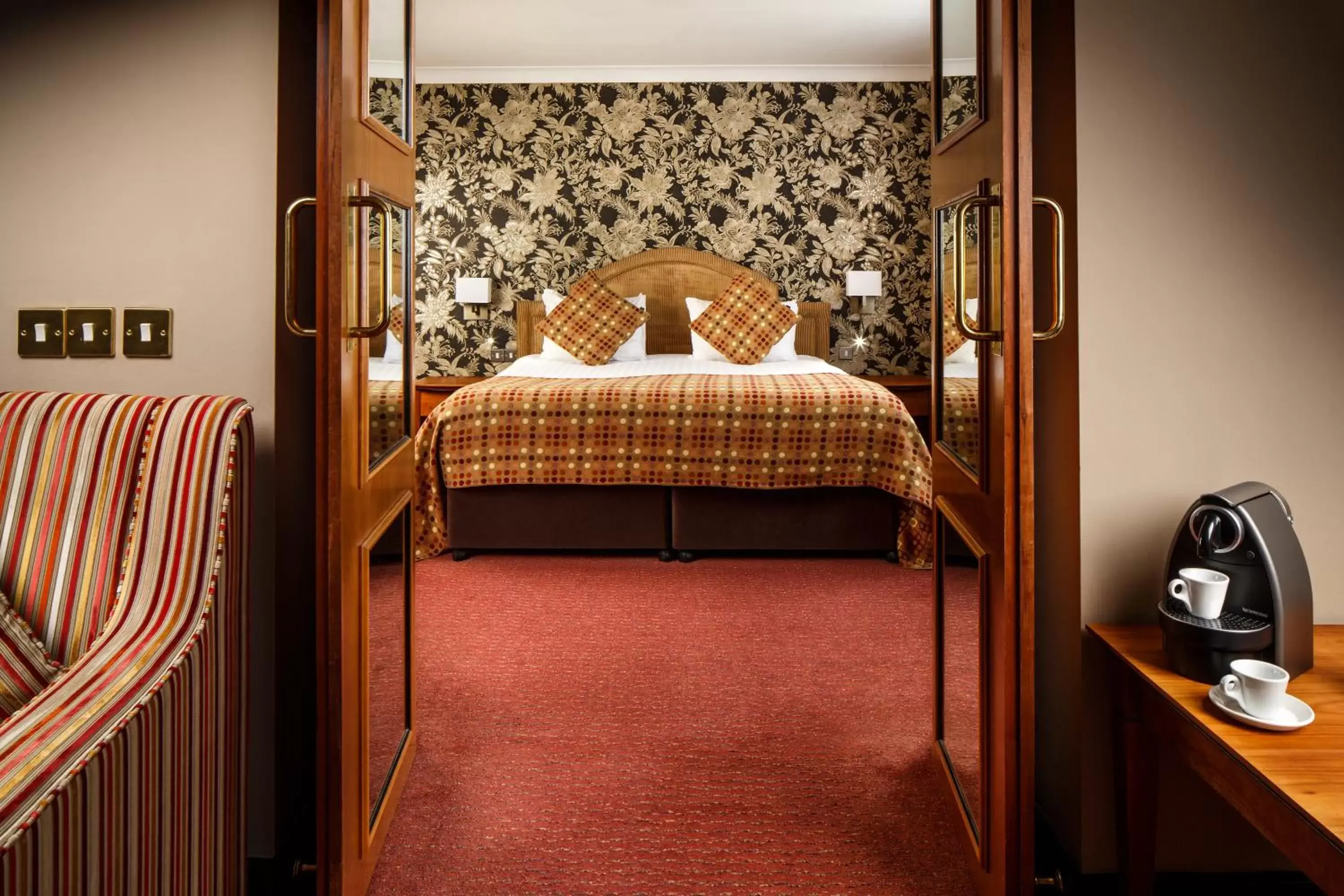 Bedroom, Bed in Mercure Maidstone Great Danes Hotel