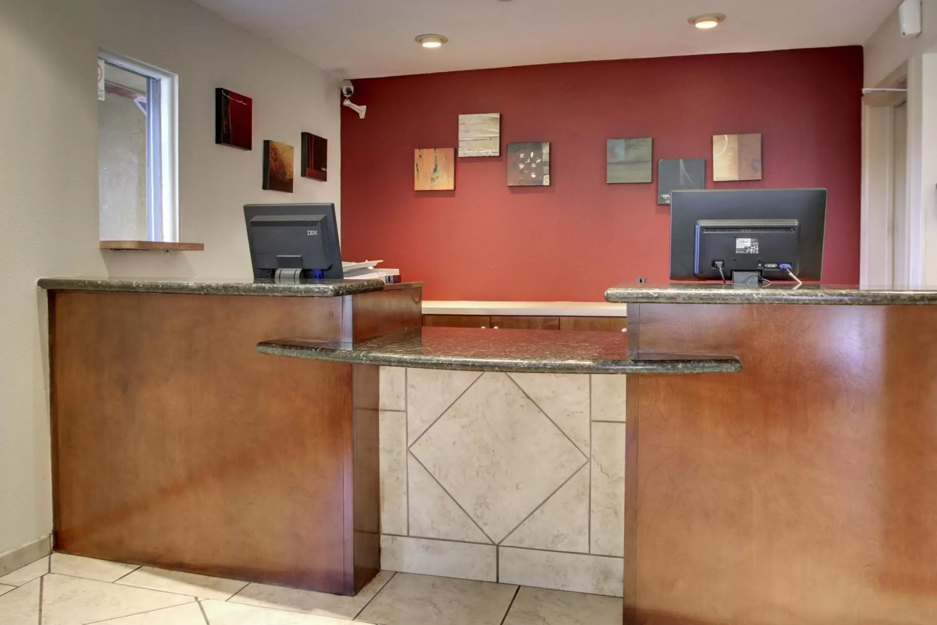 Restaurant/places to eat, Lobby/Reception in Days Inn by Wyndham Encinitas Moonlight Beach