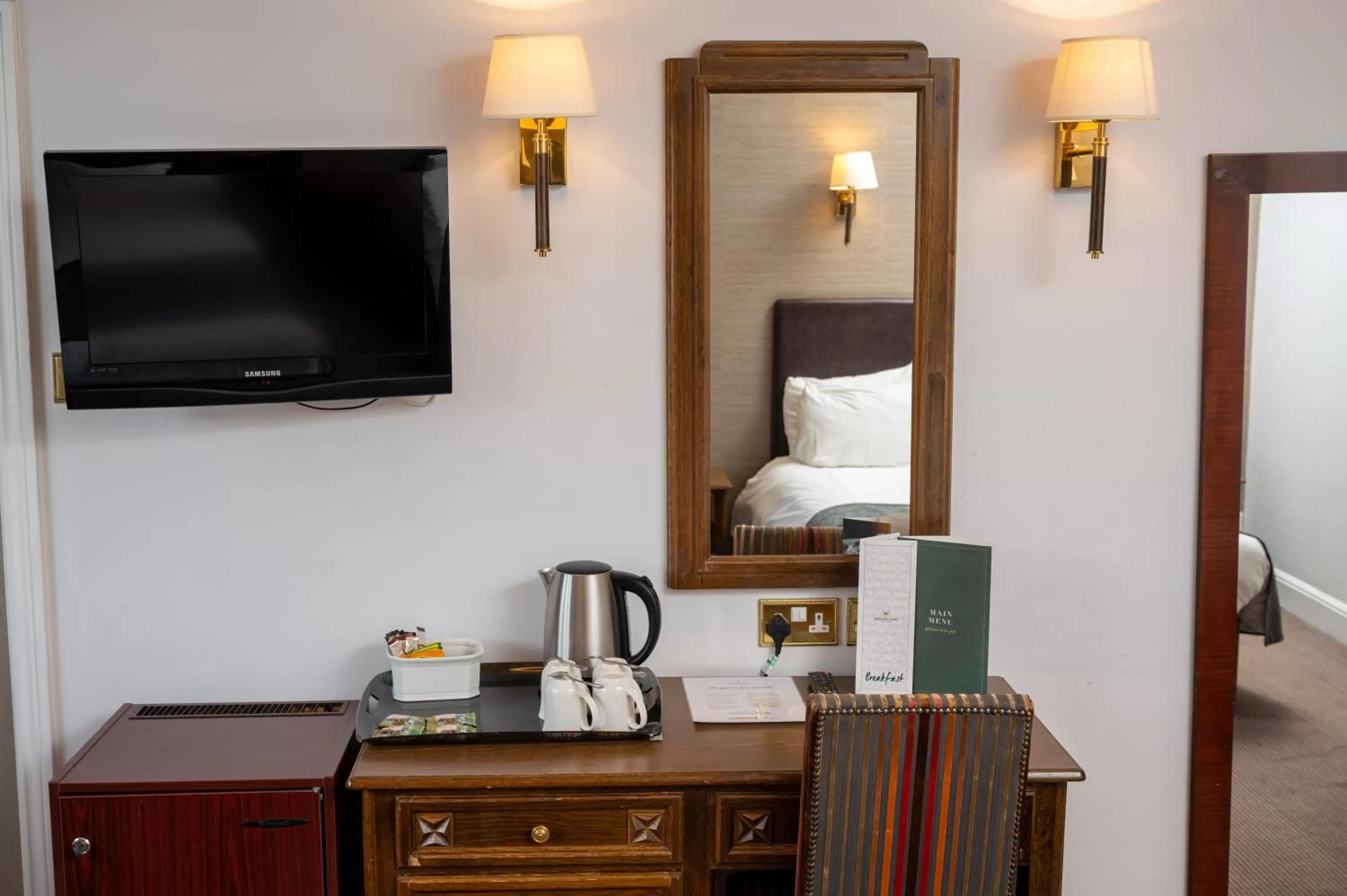 Coffee/tea facilities in Castle and Ball by Greene King Inns