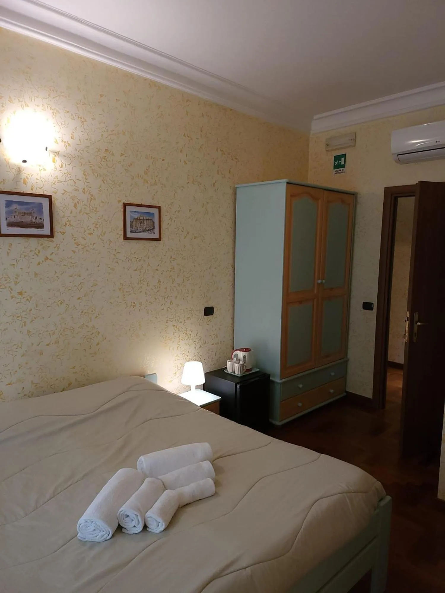 Bed in St. Peter's Rooms Rome